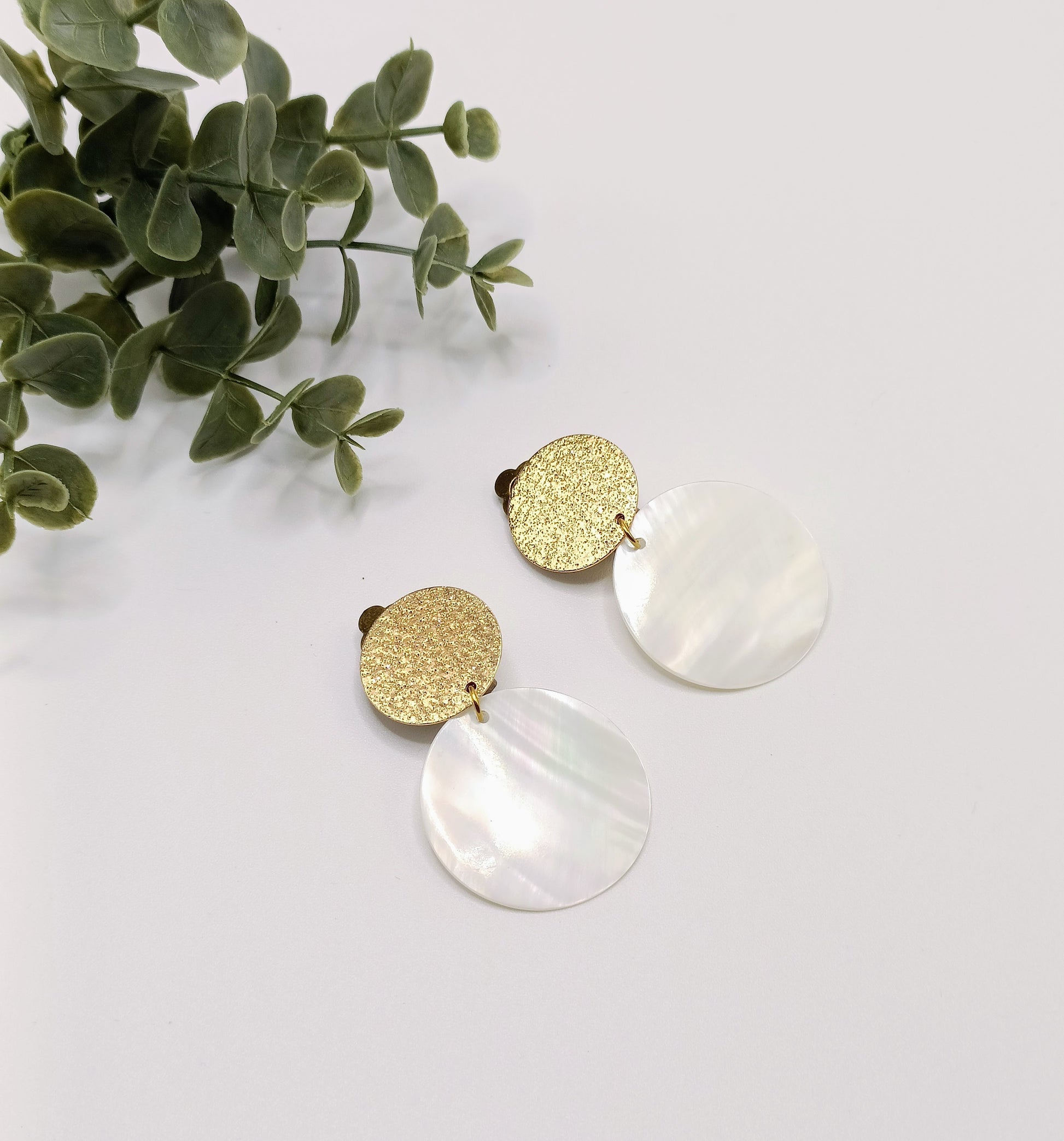 Colombe, boucles d'oreilles clips doré et nacre ronde blanche