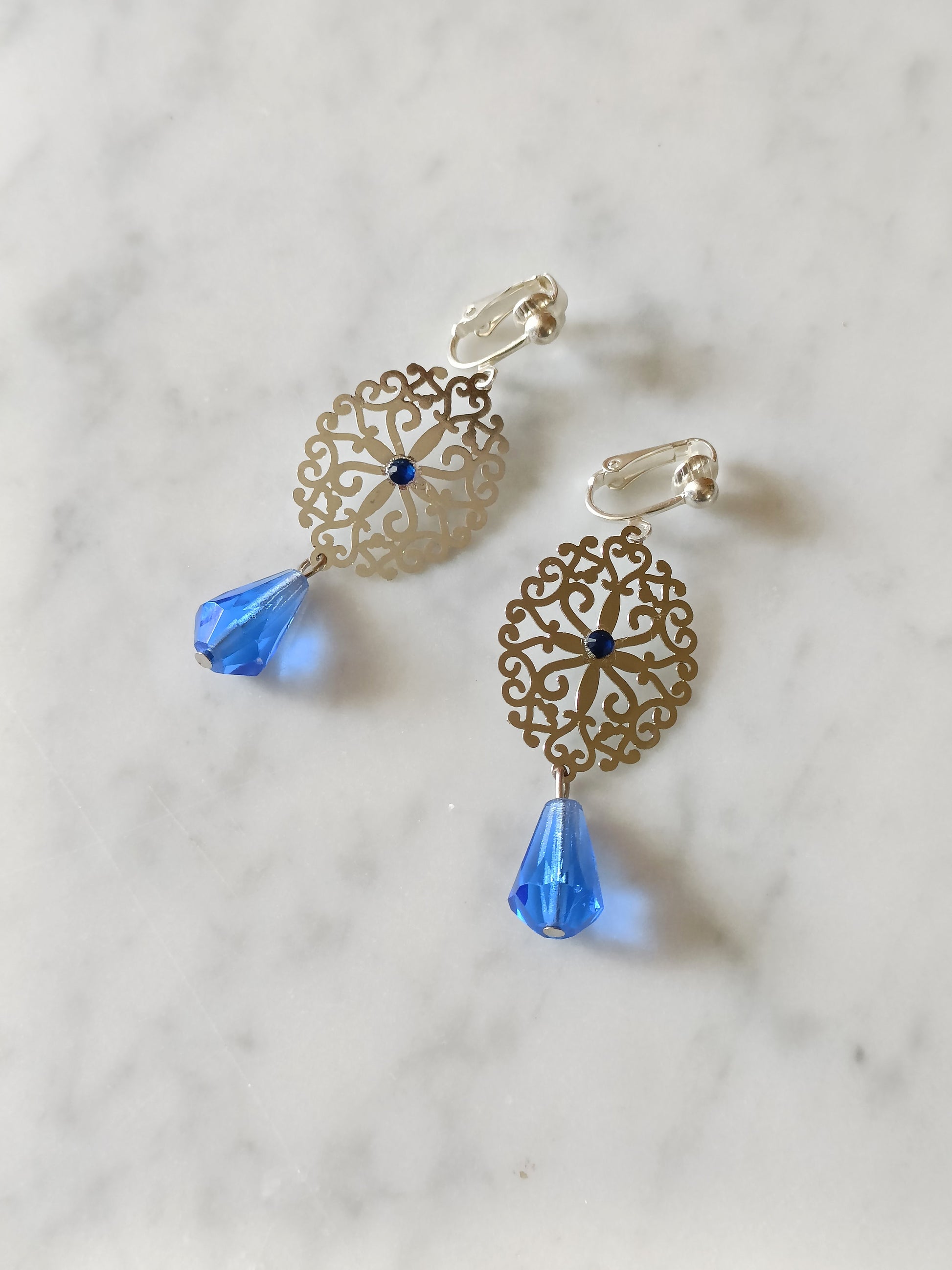 Boucles d'oreilles Ode, estampes argentées et gouttes bleues facettées, en percées ou clips