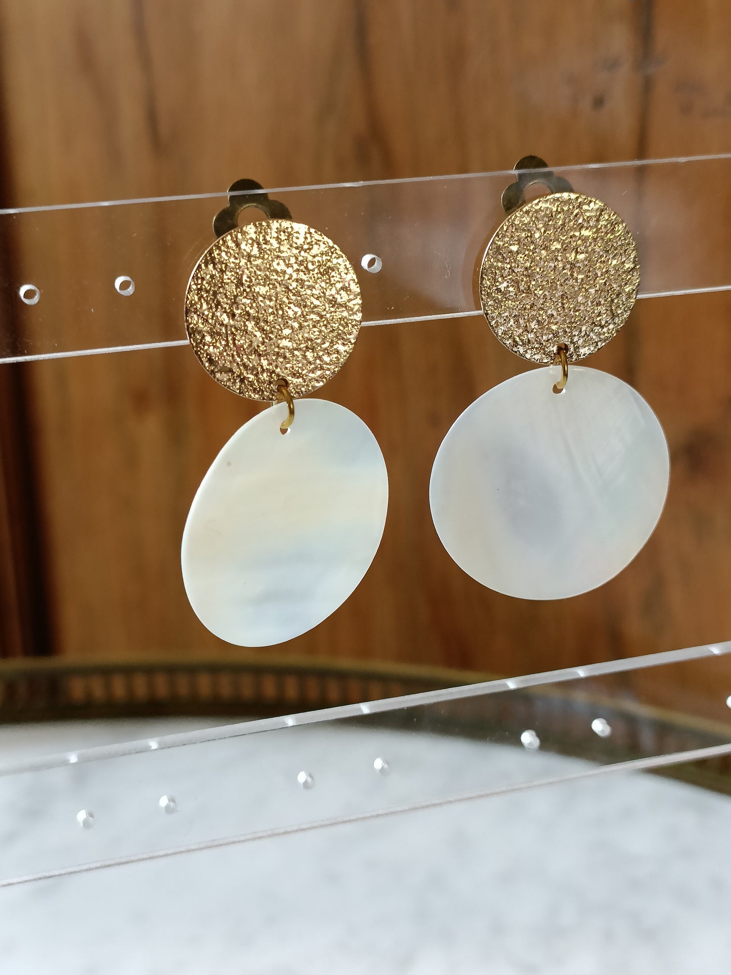 Colombe, boucles d'oreilles clips dorés et nacre ronde blanche