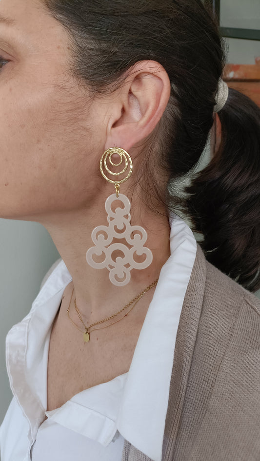 Cléopâtre, les grandes boucles d'oreilles beige rosé et clous zamac