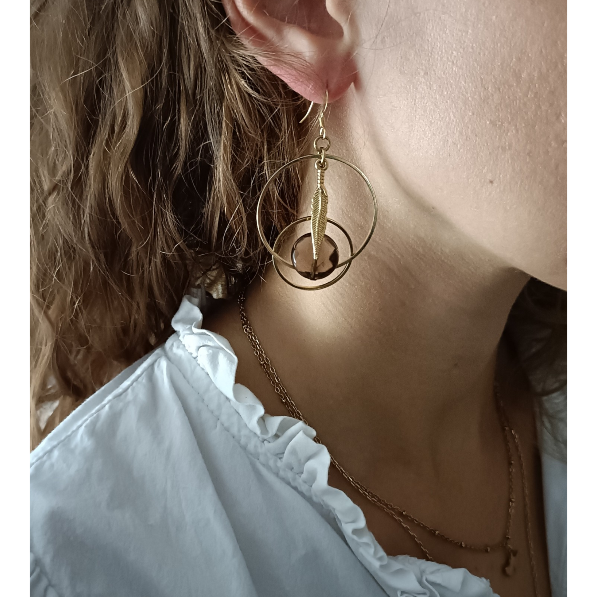 Boucles d'oreilles dorées or fin style créoles avec pierres naturelles en quartz fumé facetté et petites feuilles dorées or fin, disponibles avec crochets ou clips