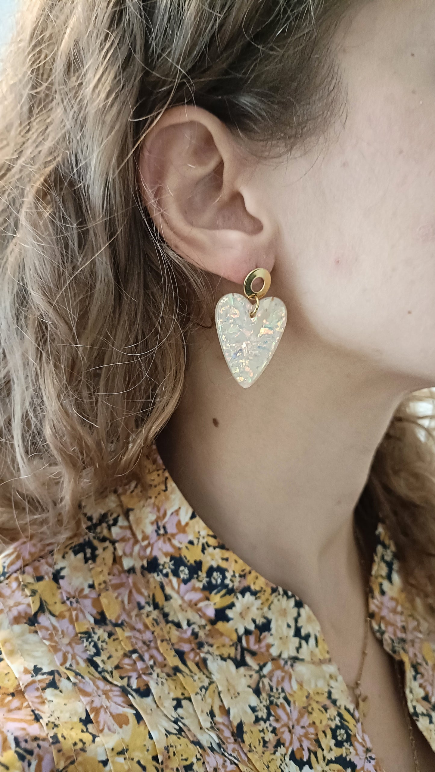 Boucles d'oreilles puces dorées 18K, coeurs en acrylique beige rosé, marbré, avec quelques inclusions de bleu, disponibles en clips