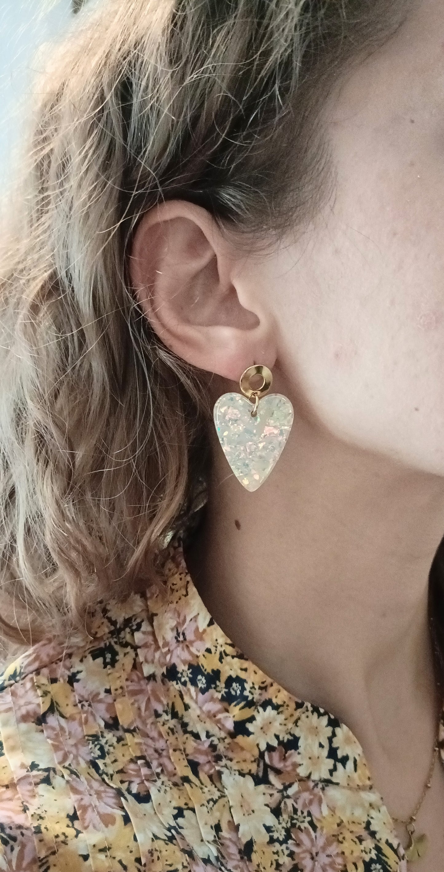 Boucles d'oreilles puces 18K , coeurs en acrylique beige rosé, marbré, avec quelques inclusions de bleu, disponibles en clips