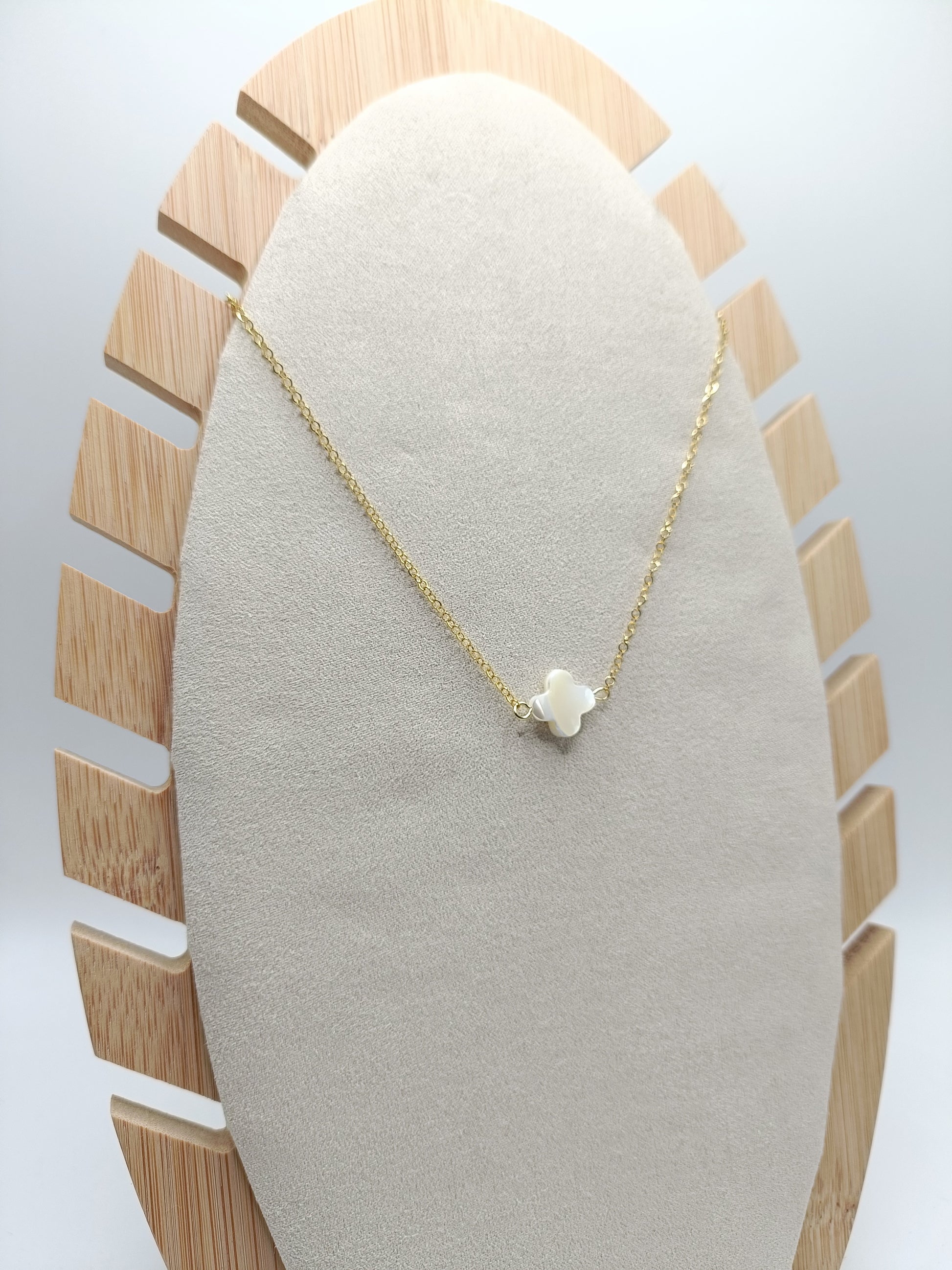 Collier fin doré en acier inoxydable et nacre fleur blanche 