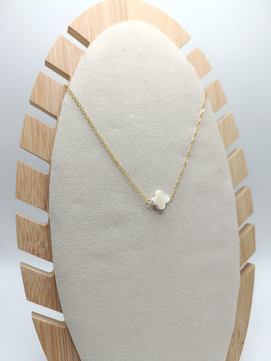 Collier fin doré en acier inoxydable et nacre fleur blanche 