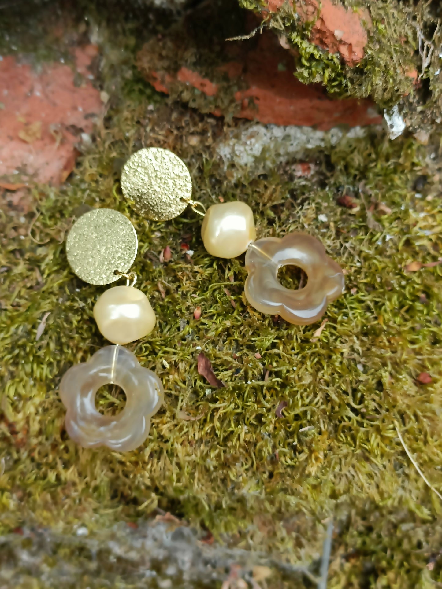 Flora, les grandes boucles d'oreilles clips fleurs roses et perles baroques