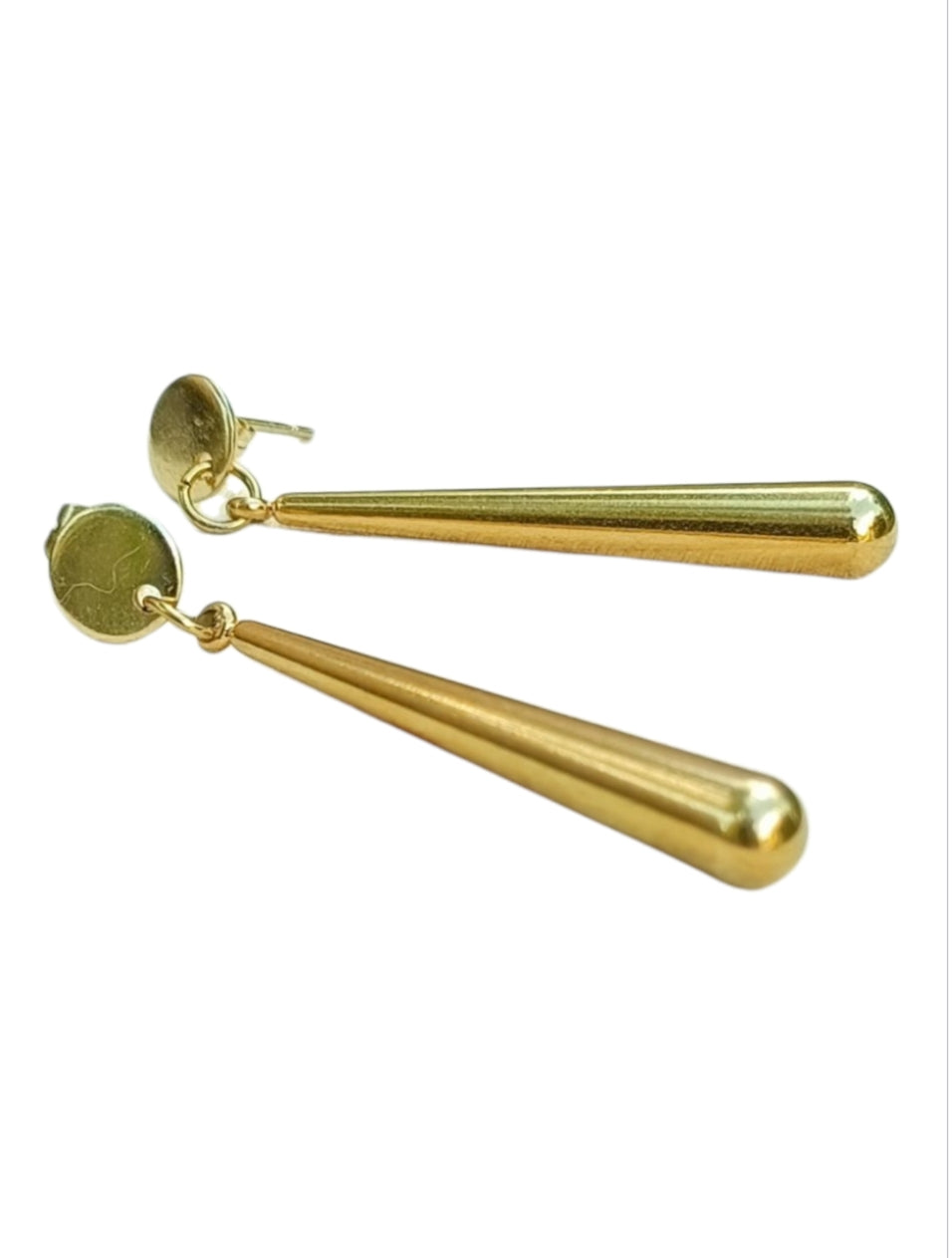 Sabine, les longues boucles d'oreilles gouttes dorées or fin et petites puces rondes dorées or fin