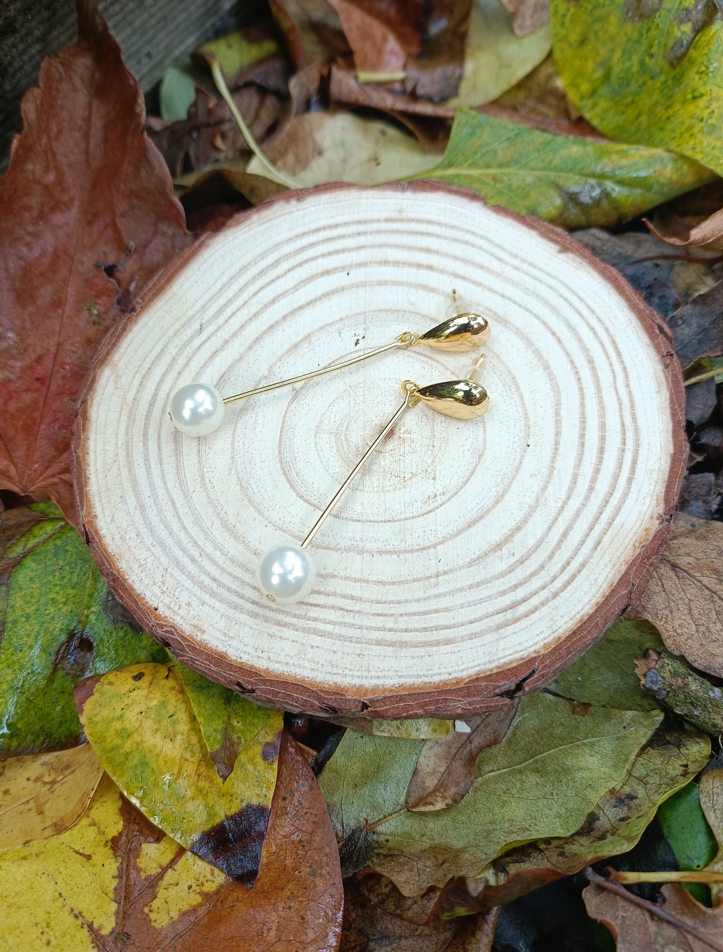 Lucie, les boucles d'oreilles fines pendantes dorées or fin et puces