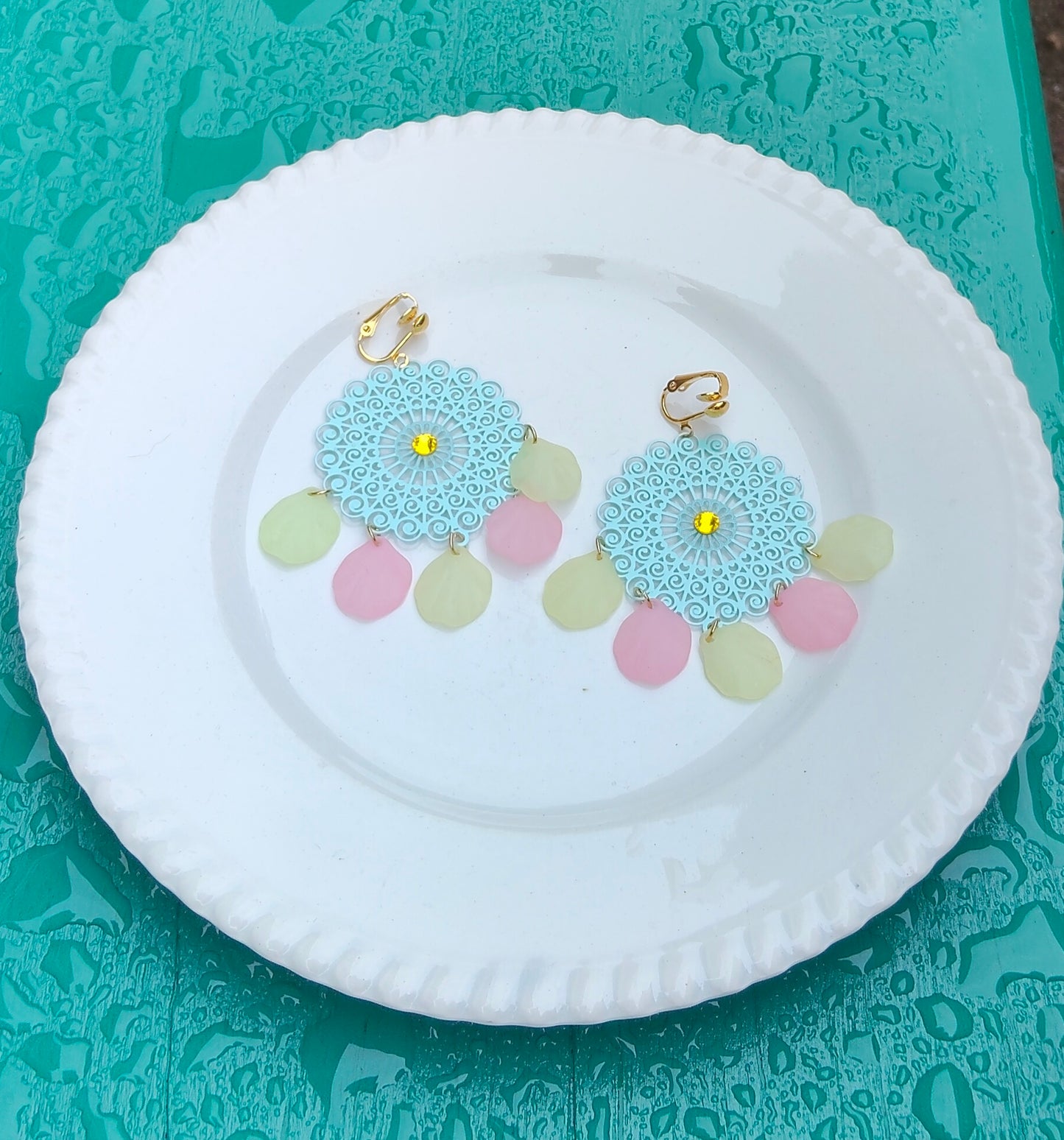 Imelda, les grandes boucles d'oreilles vert d'eau avec pétales colorés