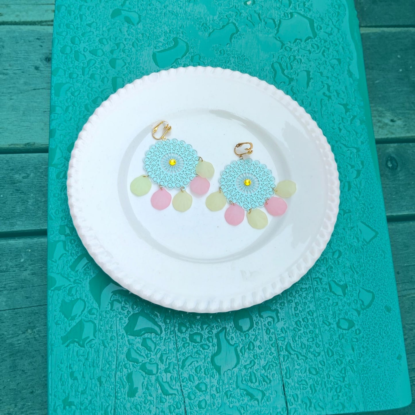 Imelda, les grandes boucles d'oreilles vert d'eau avec pétales colorés