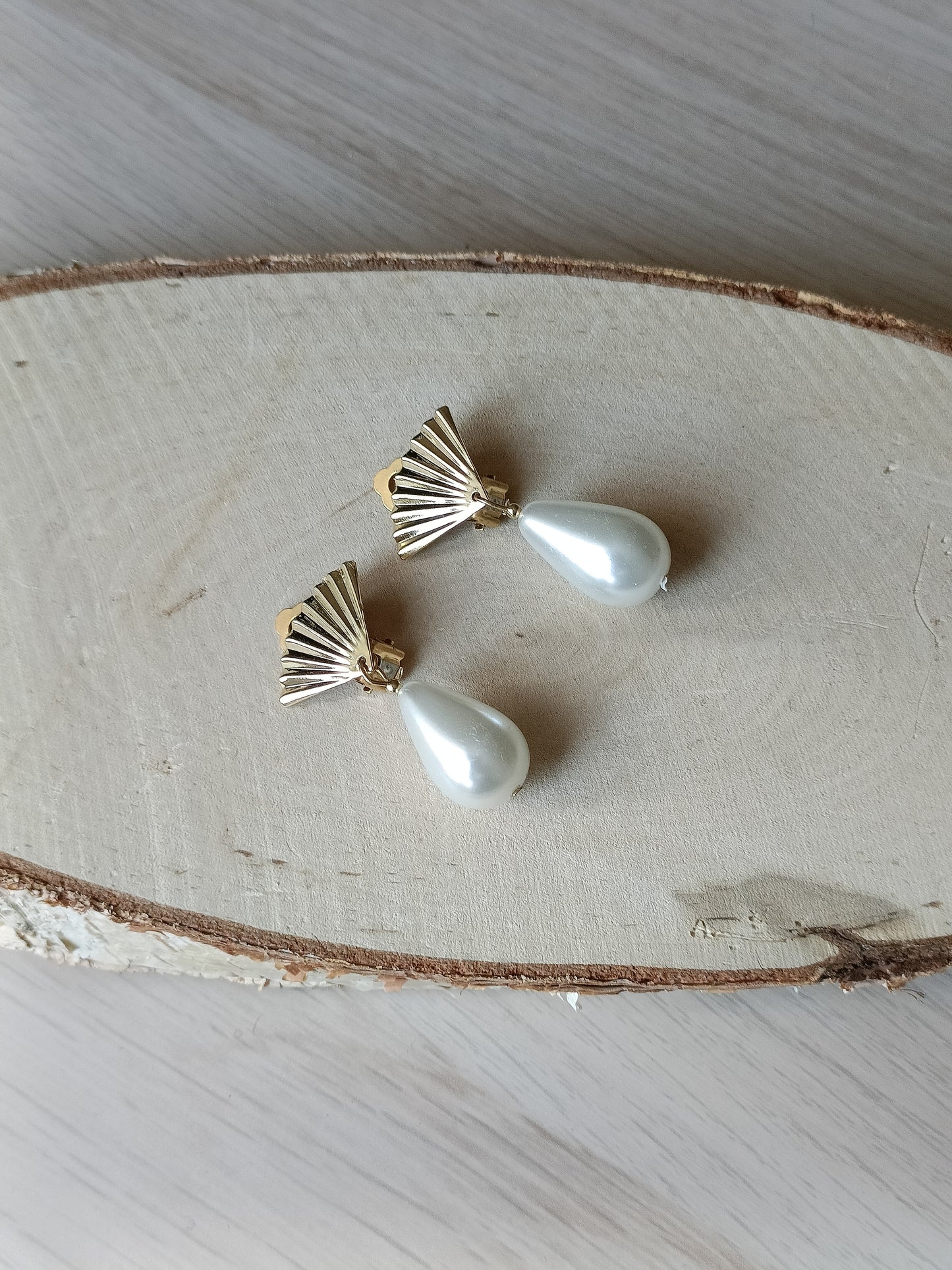 Isabel, les boucles d'oreilles clips éventails dorées or fin et perles gouttes blanches en verre 