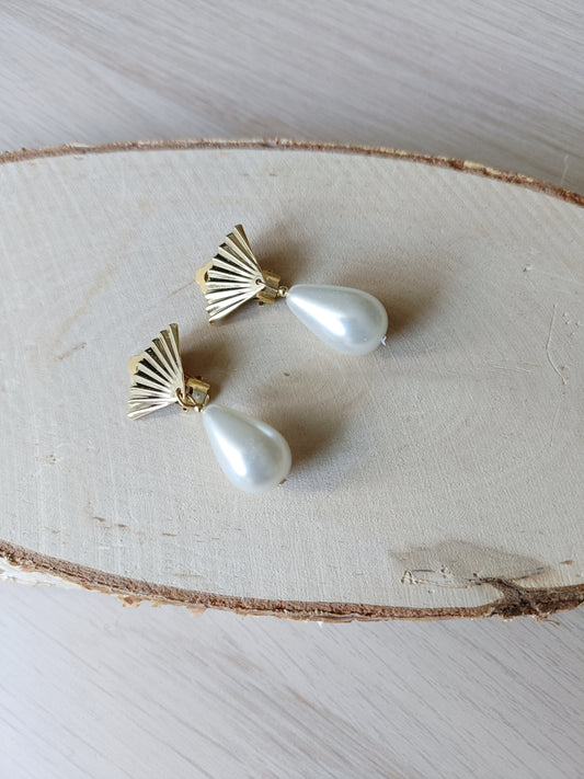 Isabel, les boucles d'oreilles clips éventails dorées or fin et perles gouttes blanches en verre