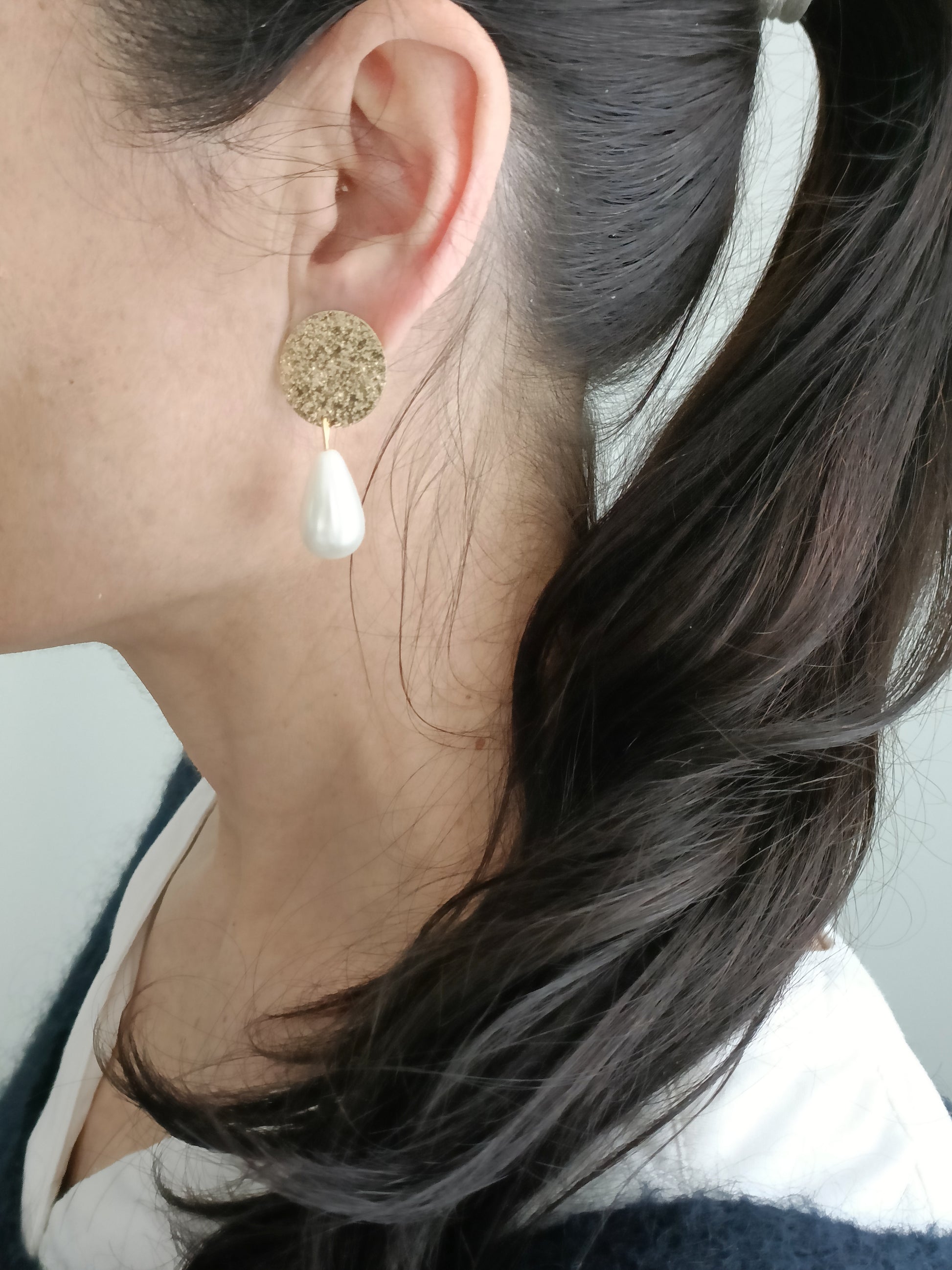 Boucles d'oreilles clips dorés et gouttes blanches