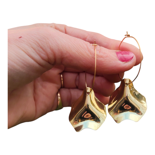 Judith, les créoles dorées en acier inoxydable et grands pétales dorés or fin