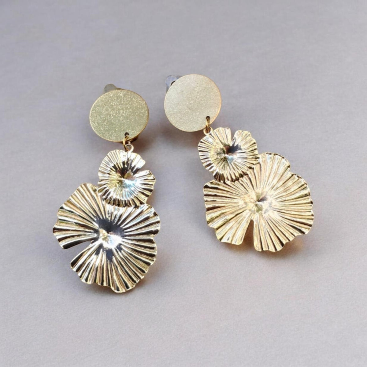 Katarina, les boucles d'oreilels clips fleurs dorées à l'or fin, clips indolores
