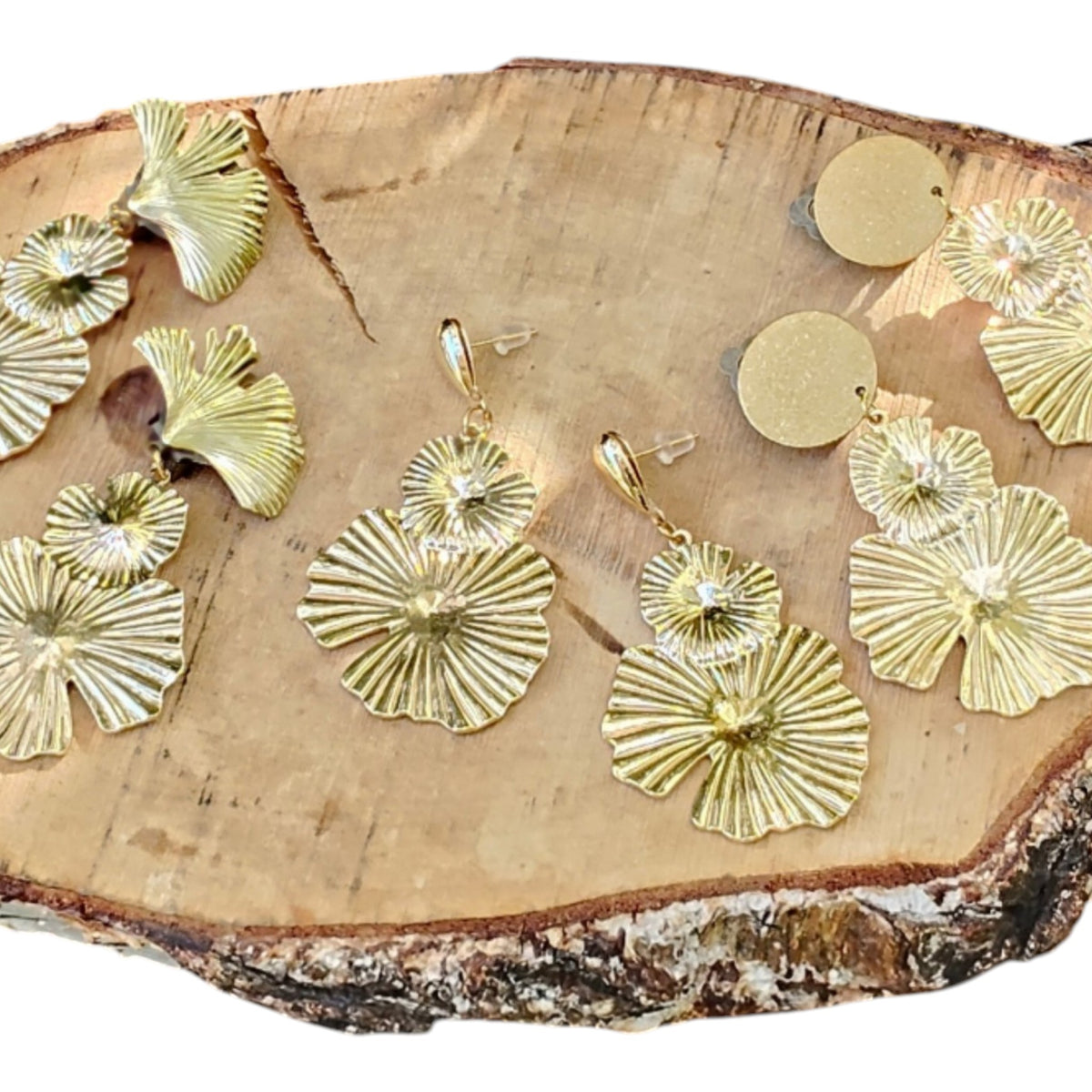 Katarina, les boucles d'oreilles clips fleurs ou puces dorées à l'or fin, clips indolores