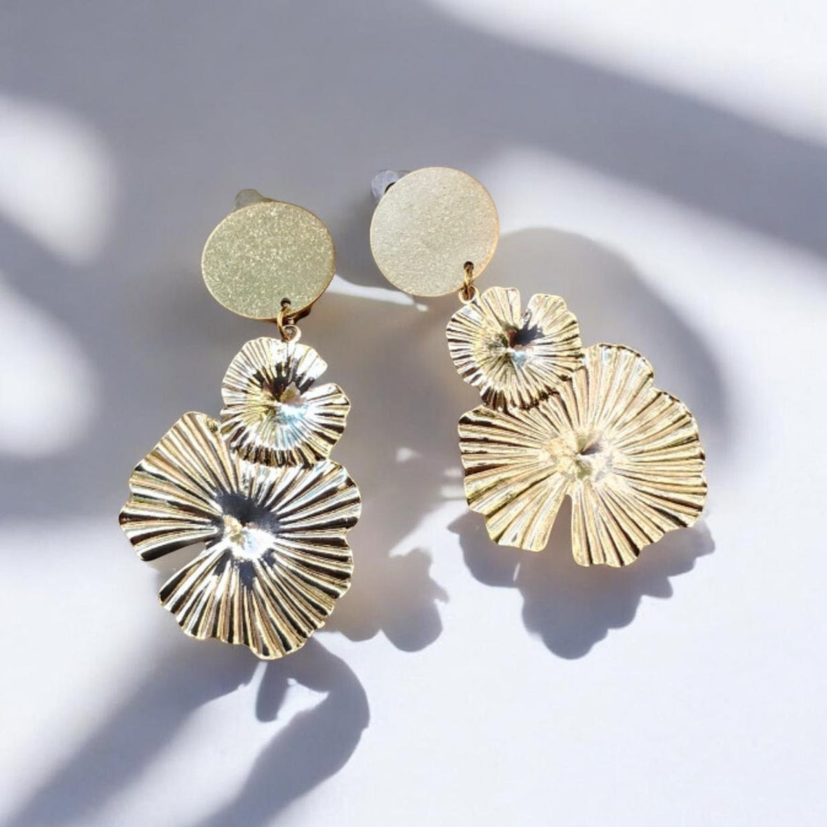 Katarina, les boucles d'oreilles clips fleurs dorées à l'or fin, clips indolores