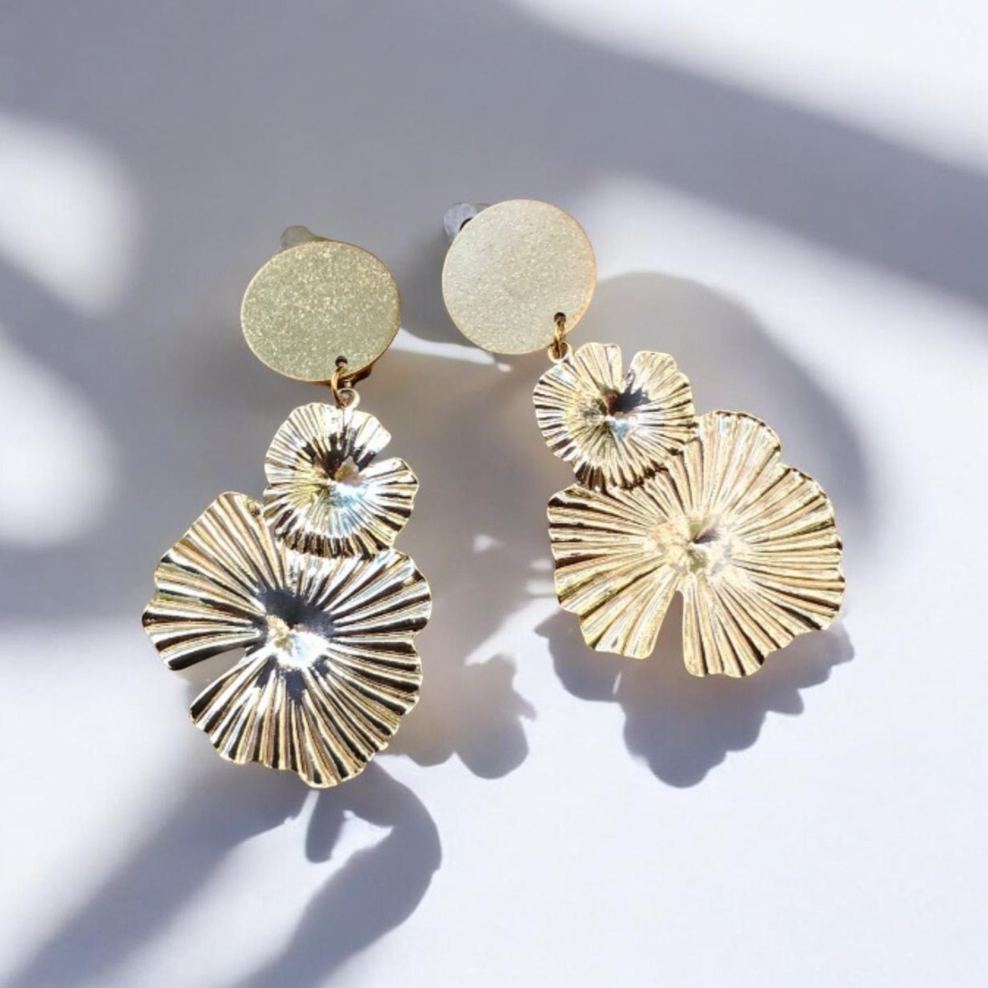 Katarina, les boucles d'oreilles clips fleurs dorées à l'or fin, clips indolores