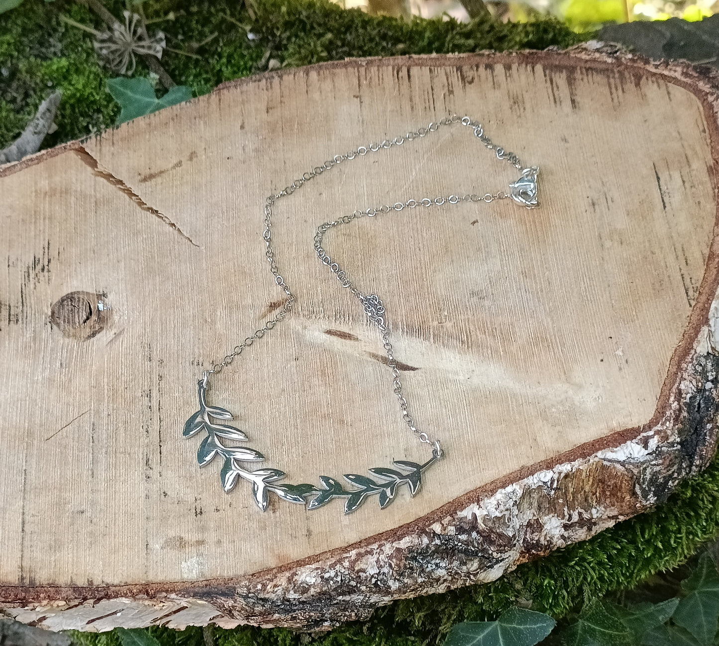 Lancelot, le collier fin doré végétal doré ou argenté