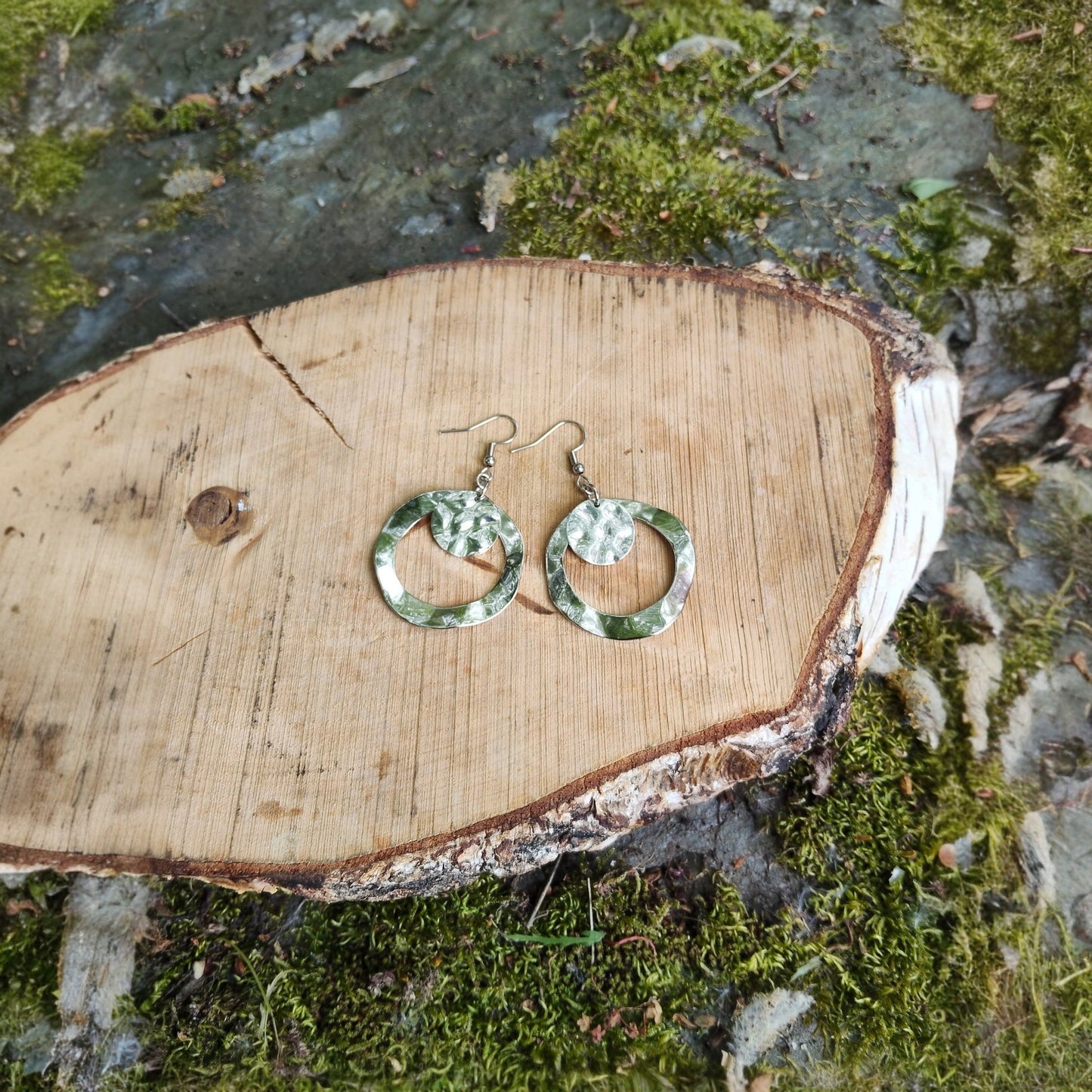 Laura, les grandes boucles d'oreilles anneaux argentés martelés