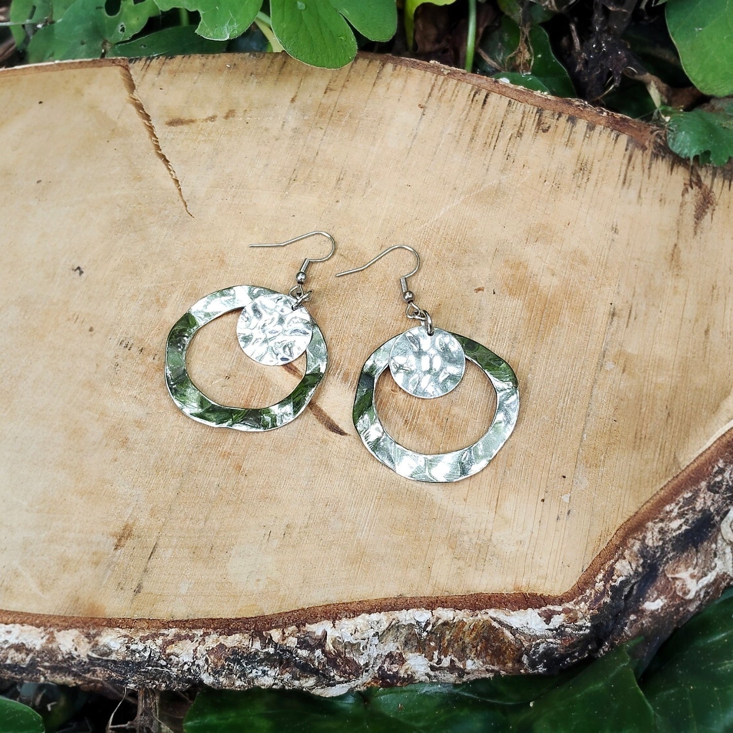 Laura, les grandes boucles d'oreilles anneaux argentés martelés en acier inoxydable, egalement disponibles avec clips