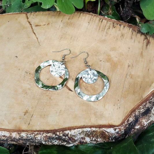 Laura, les grandes boucles d'oreilles anneaux argentés martelés en acier inoxydable, egalement disponibles avec clips
