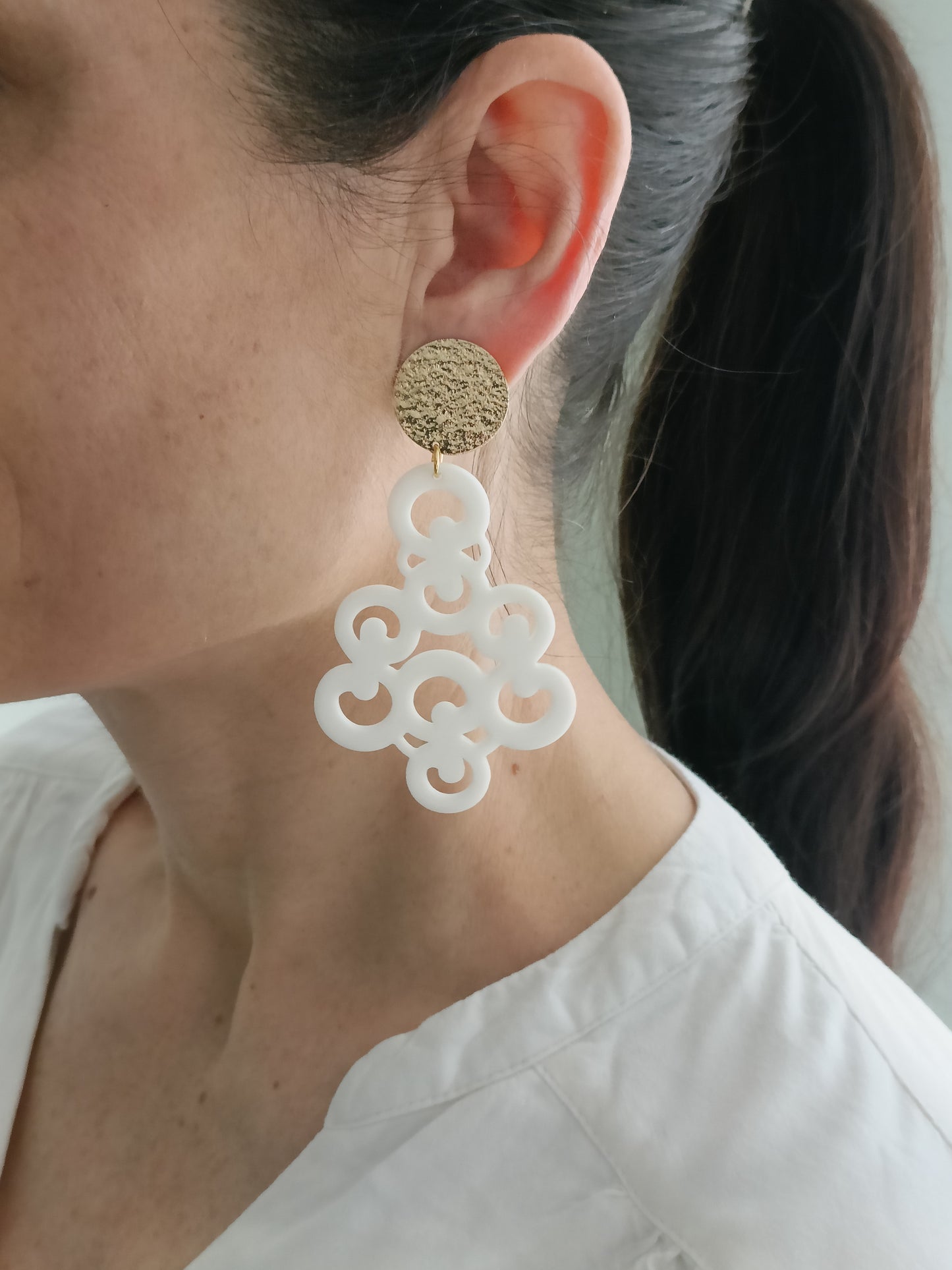 Cléopâtre, les grandes boucles d'oreilles beige rosé et clous en acier inoxydable