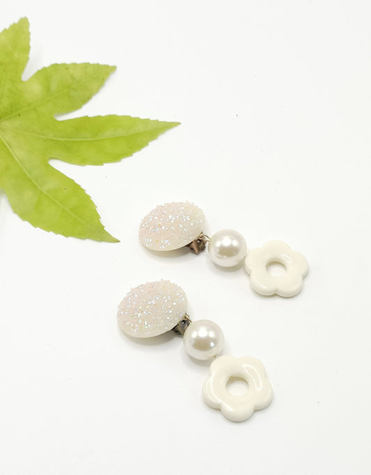 Flora, grandes boucles d'oreilles clips perles et fleurs blanc cassé