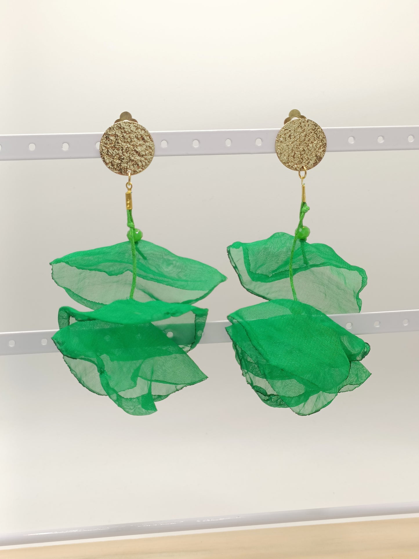 Grandes boucles d'oreilles clips dorés martelés à feuilles de lotus en organza vert et petites perles vertes 