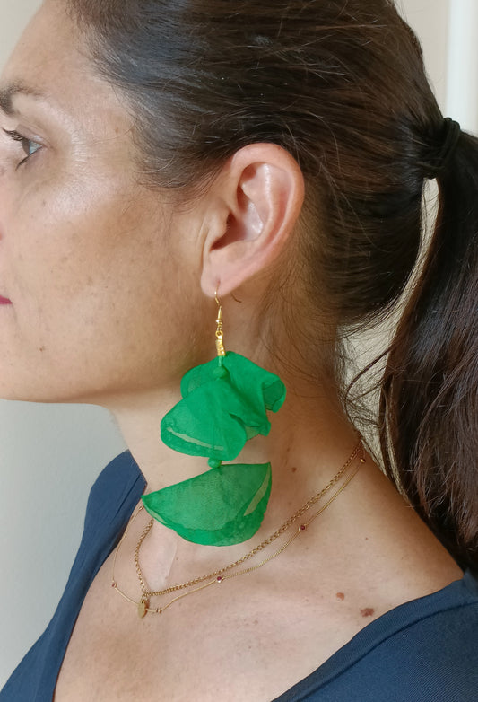 Les Georgiana, grandes boucles d'oreilles feuilles de lotus en organza vert, percées ou clips