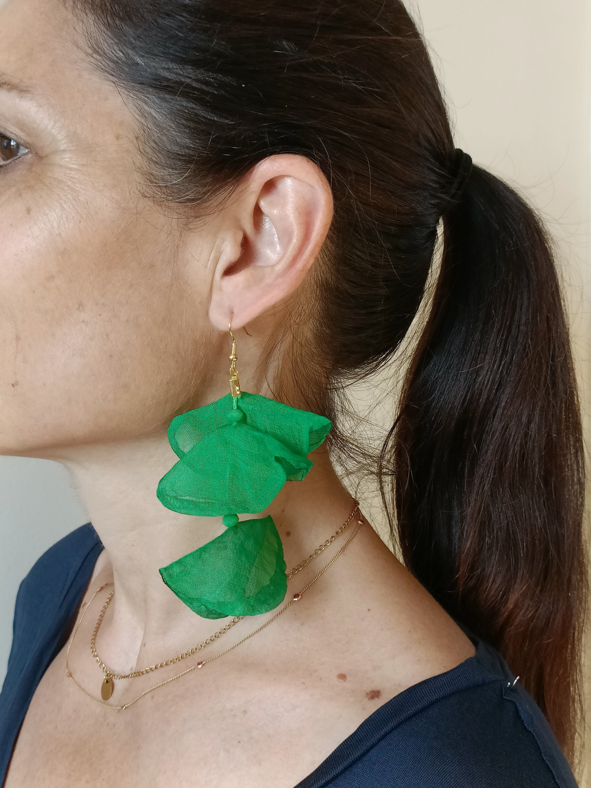 Les Georgiana, grandes boucles d'oreilles feuilles de lotus en organza vert, percées ou clips 