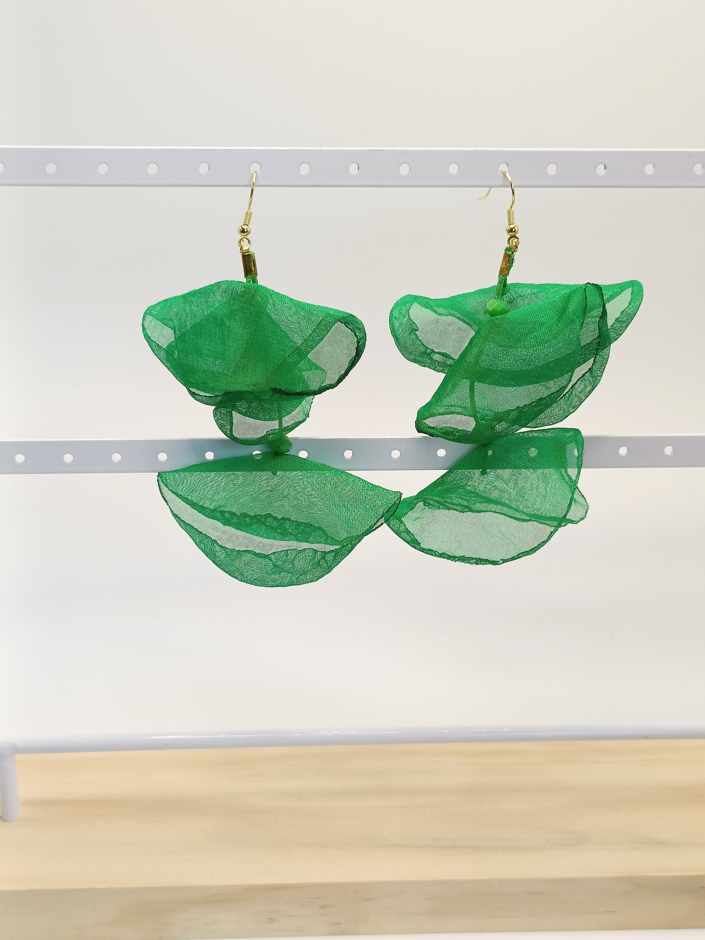 Grandes boucles d'oreilles percées ou clips, vertes , feuilles de  lotus en organza