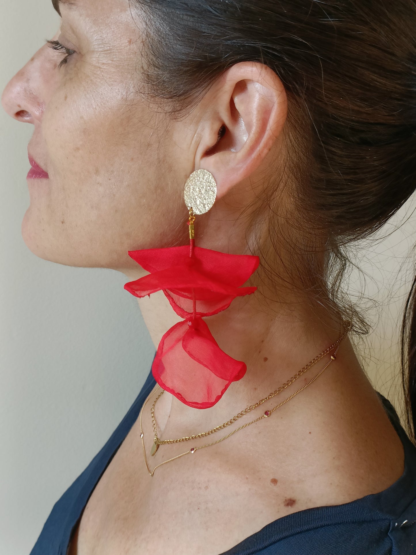 Les Georgiana, grandes boucles d'oreilles clips feuilles de lotus en organza rouge, existent en percées 