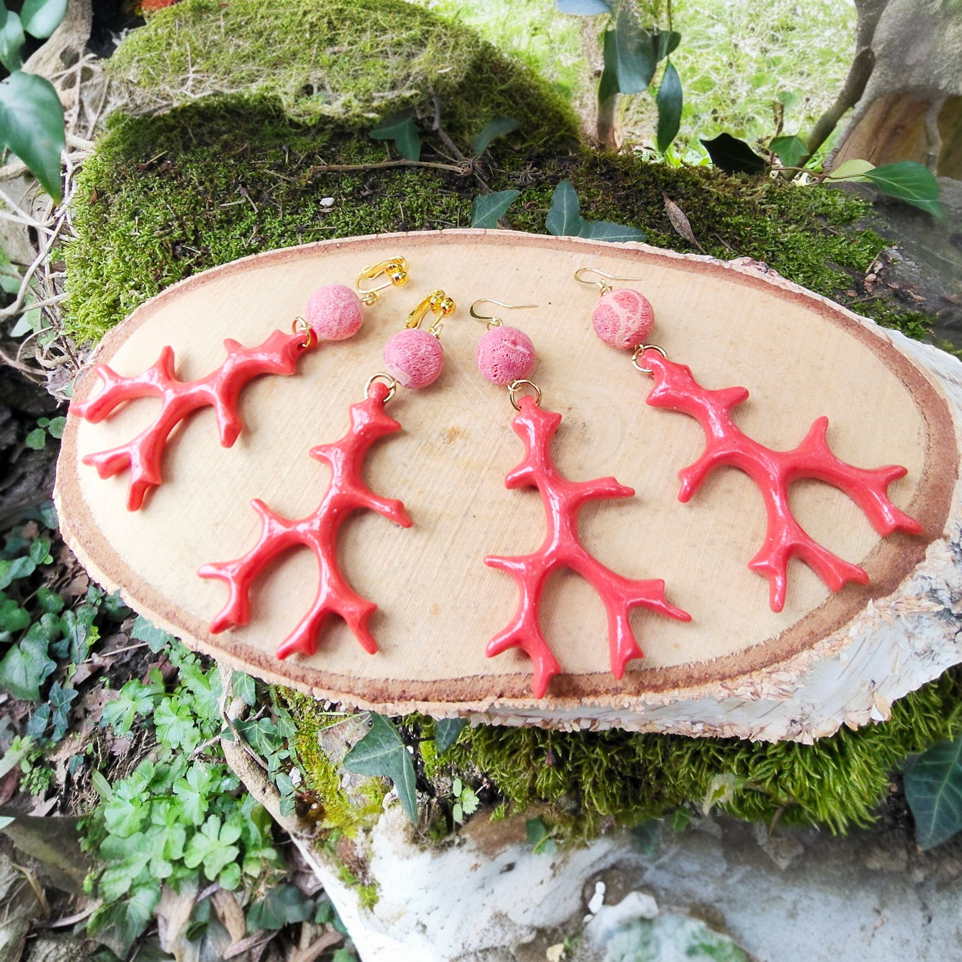 Gorgones, les boucles d'oreilles crochets ou clips n forme de longues branches de corail synthétiaue orange et de gorgones.