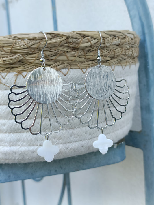 Boucles d'oreilles argentées Vénus, en percées ou clips, avec estampes ajourées, médailles et petites fleurs blanches en nacre 