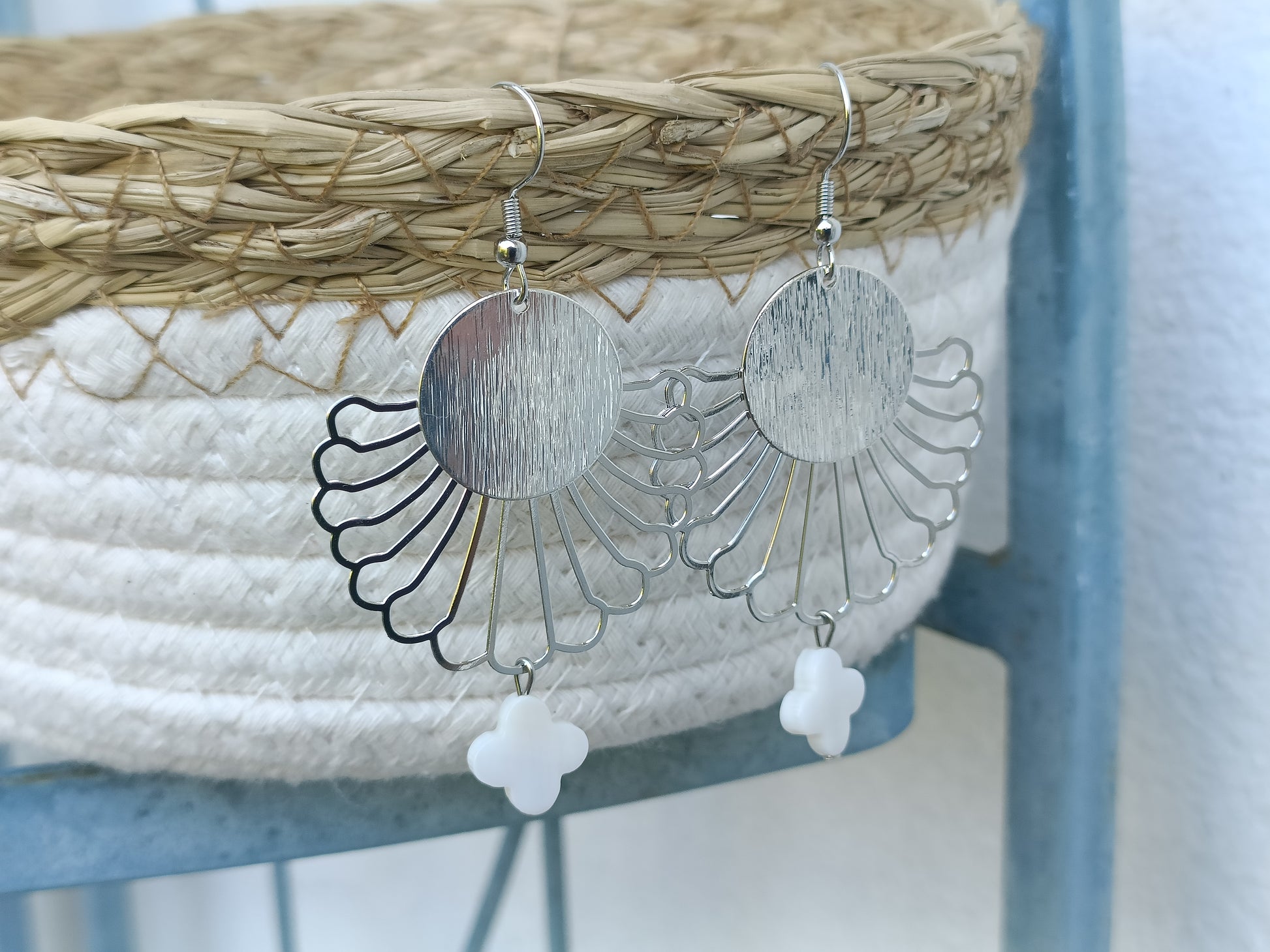 Boucles d'oreilles argentées Vénus, en percées ou clips, estampes ajourées, médailles et petites fleurs blanches en nacre