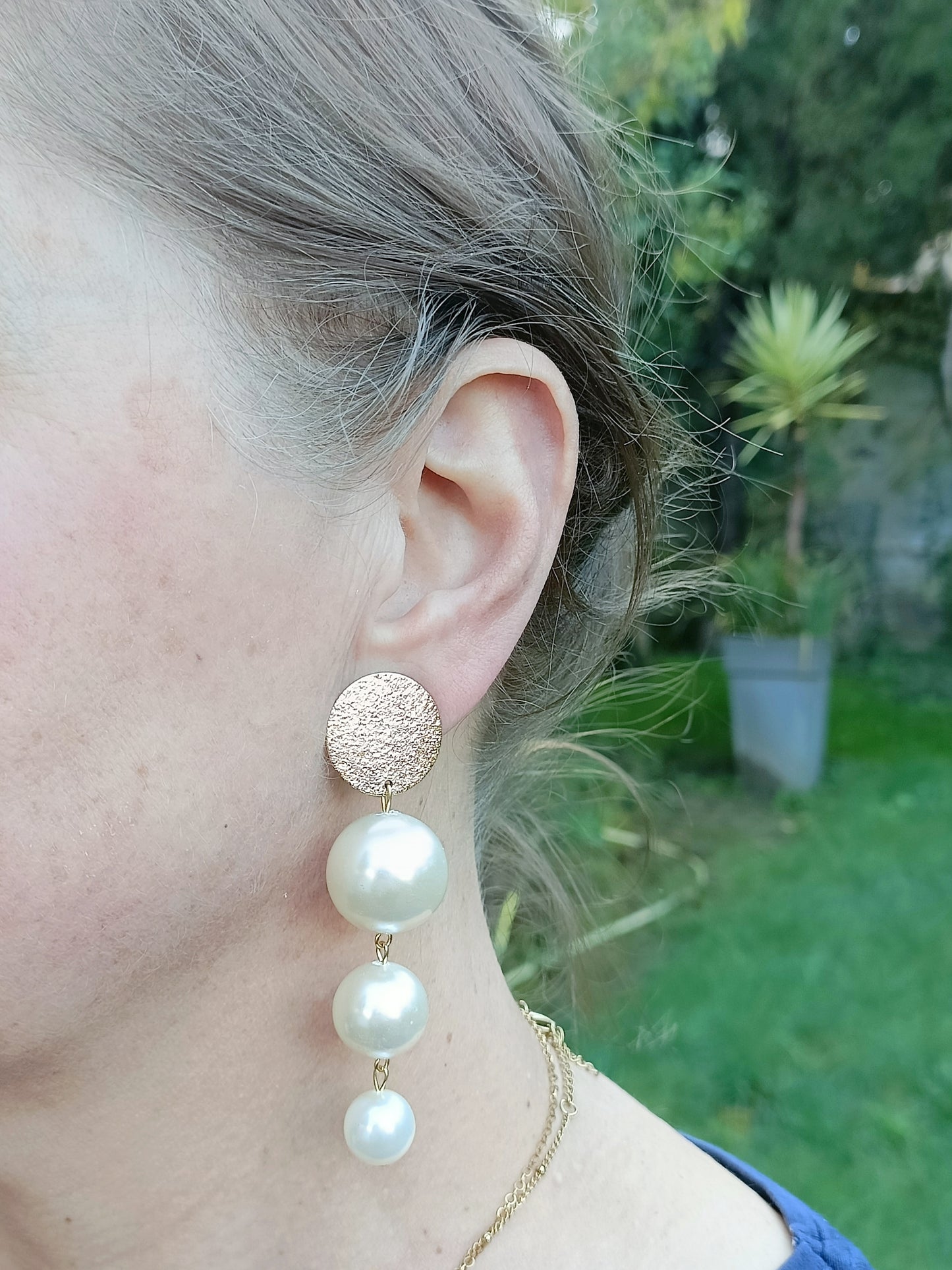 Les Cascades, grandes boucles d'oreilles clips dorés et trois perles blanches de taille différente en chute, très légères 