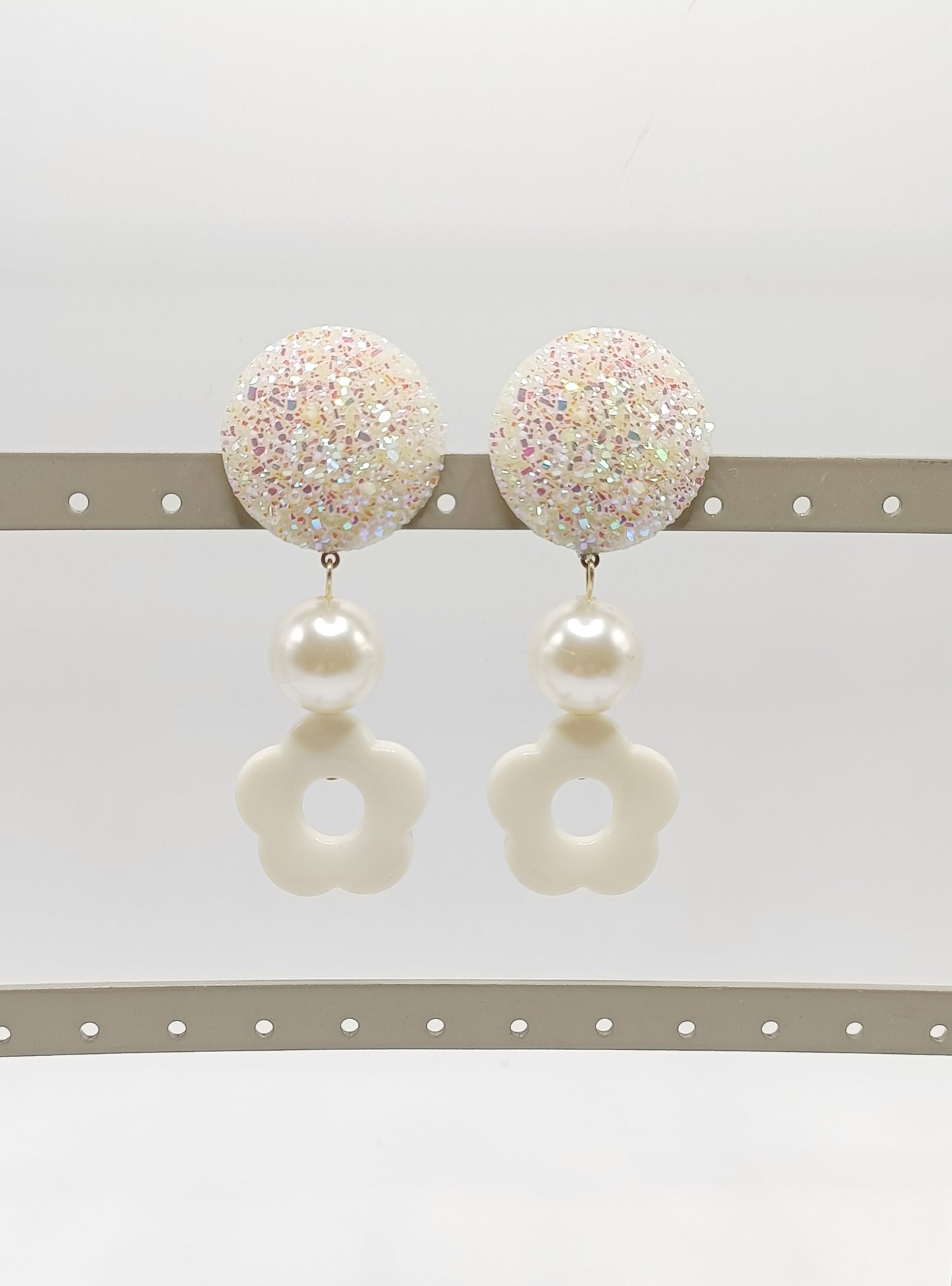 Flora, les grandes boucles d'oreilles clips, perles et fleurs