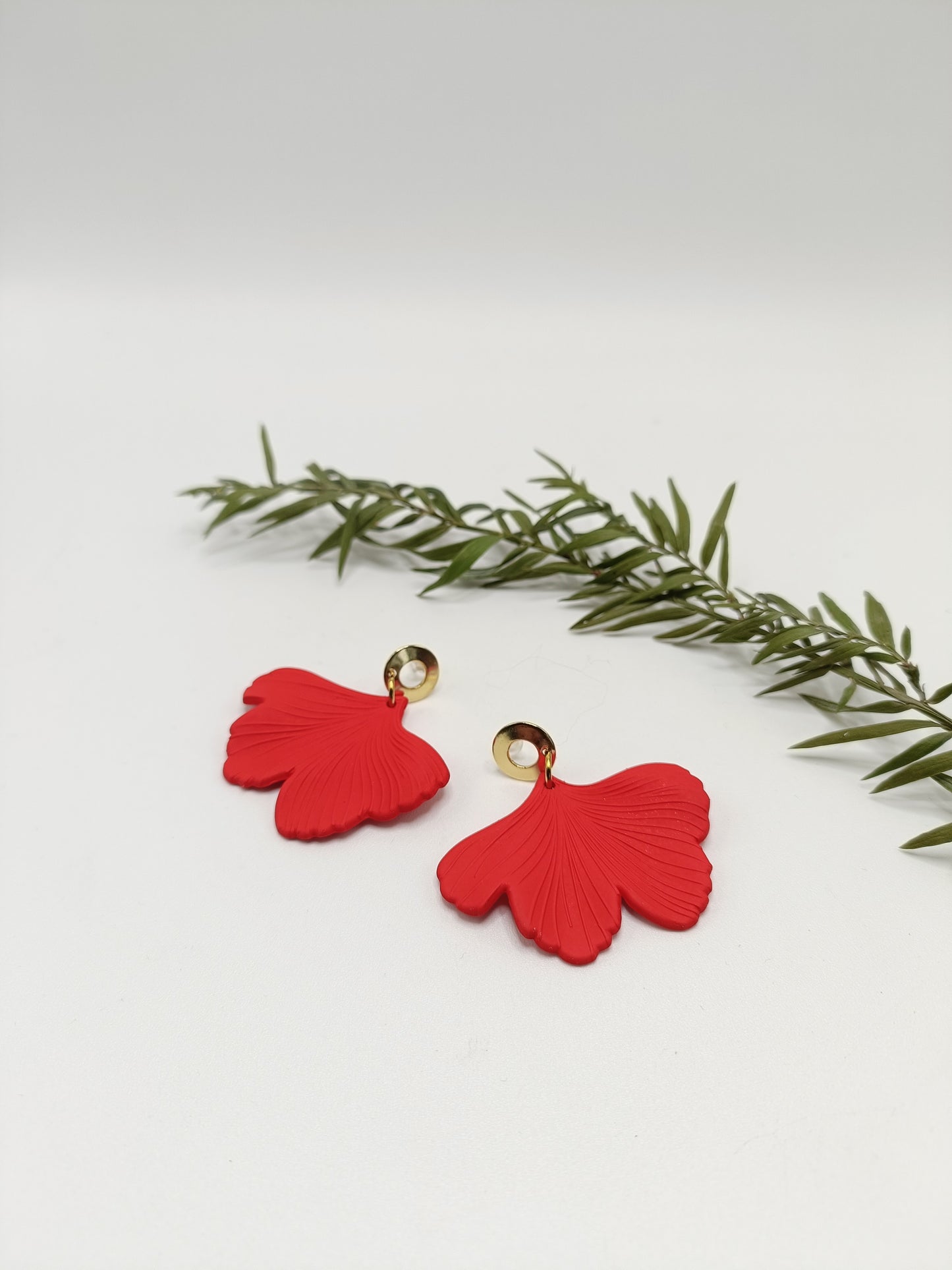 Lizzi, les boucles d'oreilles feuilles Ginko biloba rouge vif et puces dorées 18K