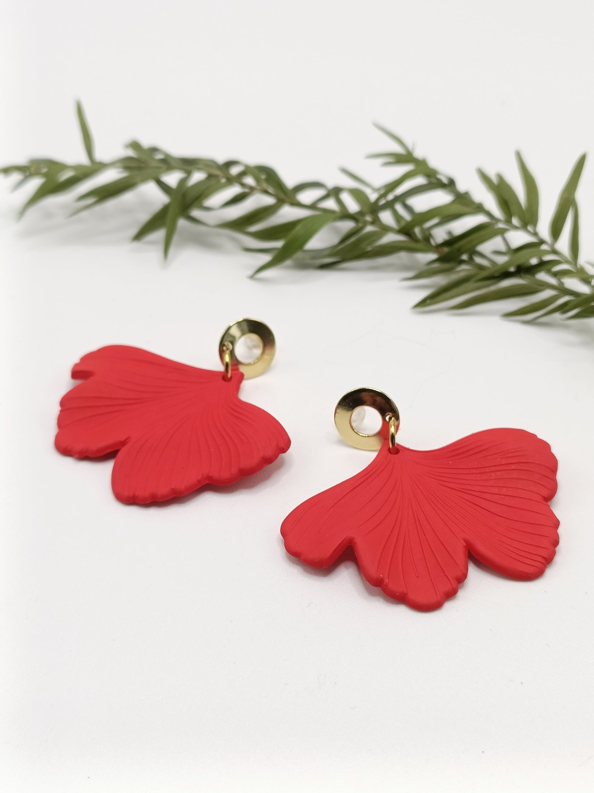 Lizzi, boucles d'oreilles feuilles Ginko biloba rouge vif et puces dorées 18K