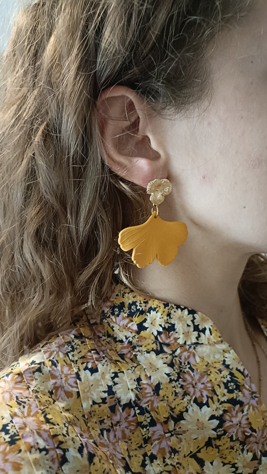 Les Lizzi, boucles d'oreilles Ginko moutarde et puces fleurs 18K