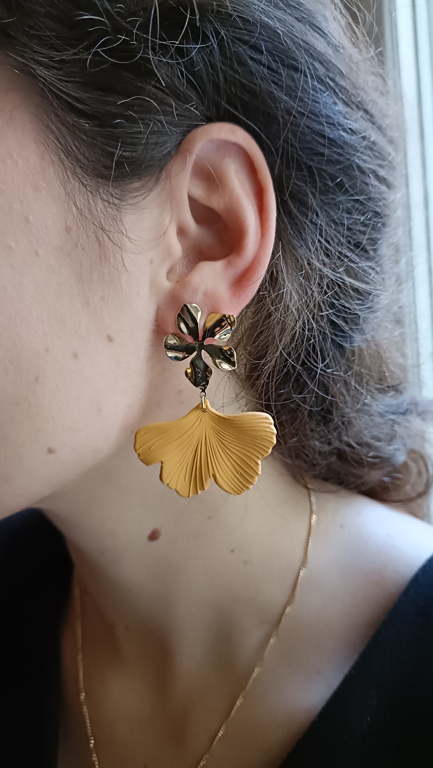 Lizzi , les boucles d'oreilles ginko moutarde et clous fleurs dorés 18K