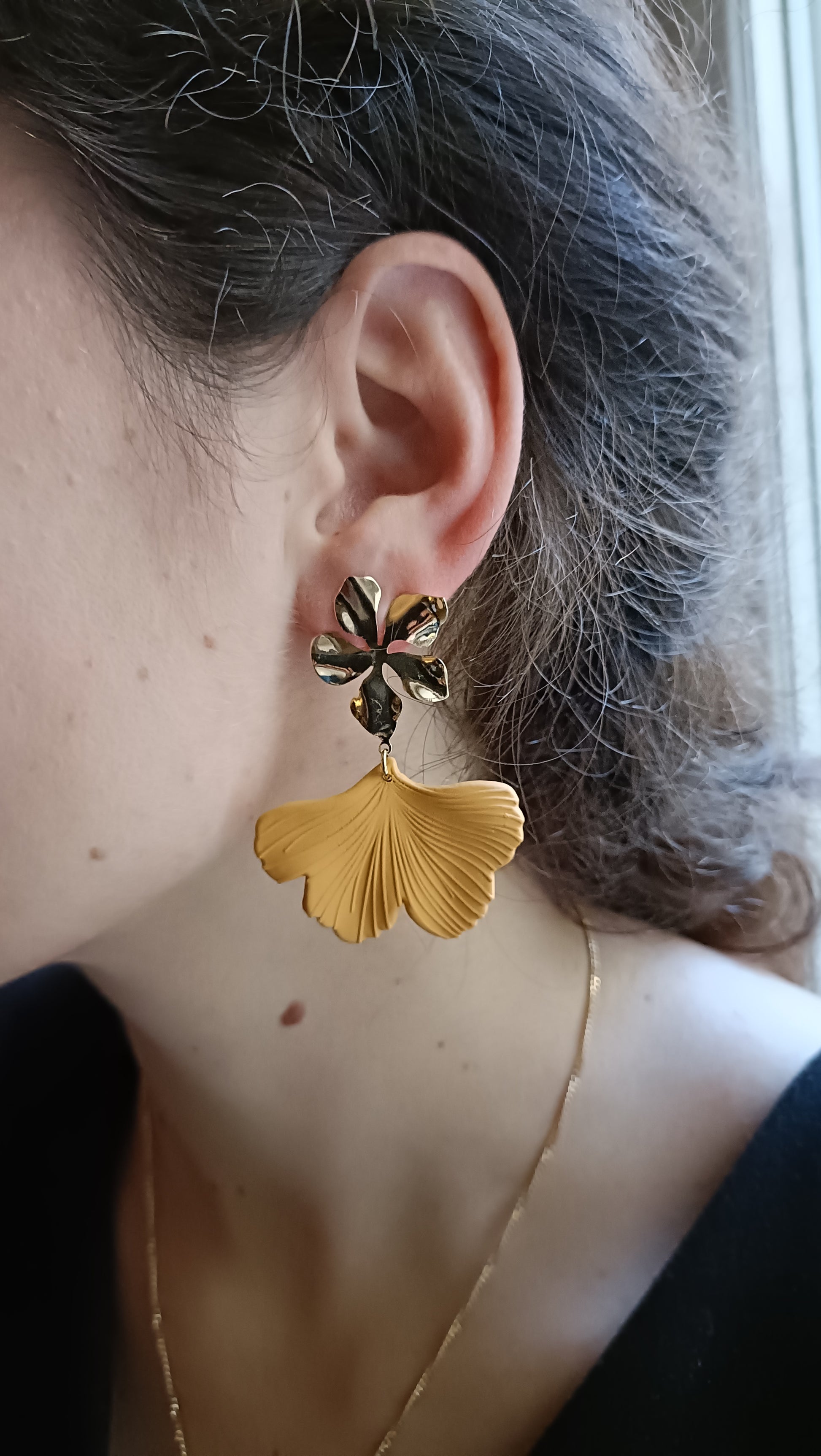 Lizzi , les boucles d'oreilles ginko moutarde et clous fleurs dorés 18K