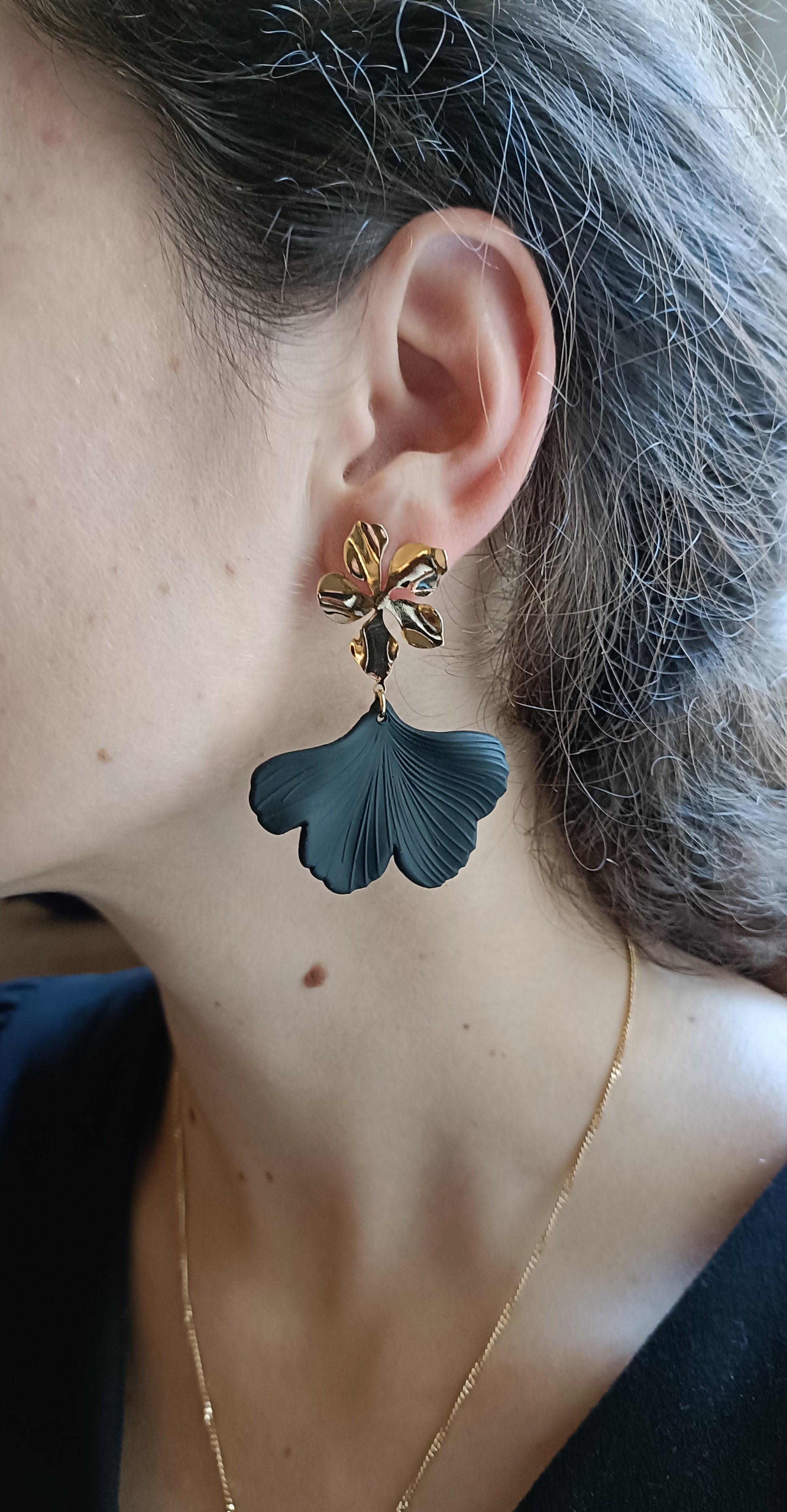 Lizzi, les boucles d'oreilles Ginko noires et clous fleurs dorés 18K