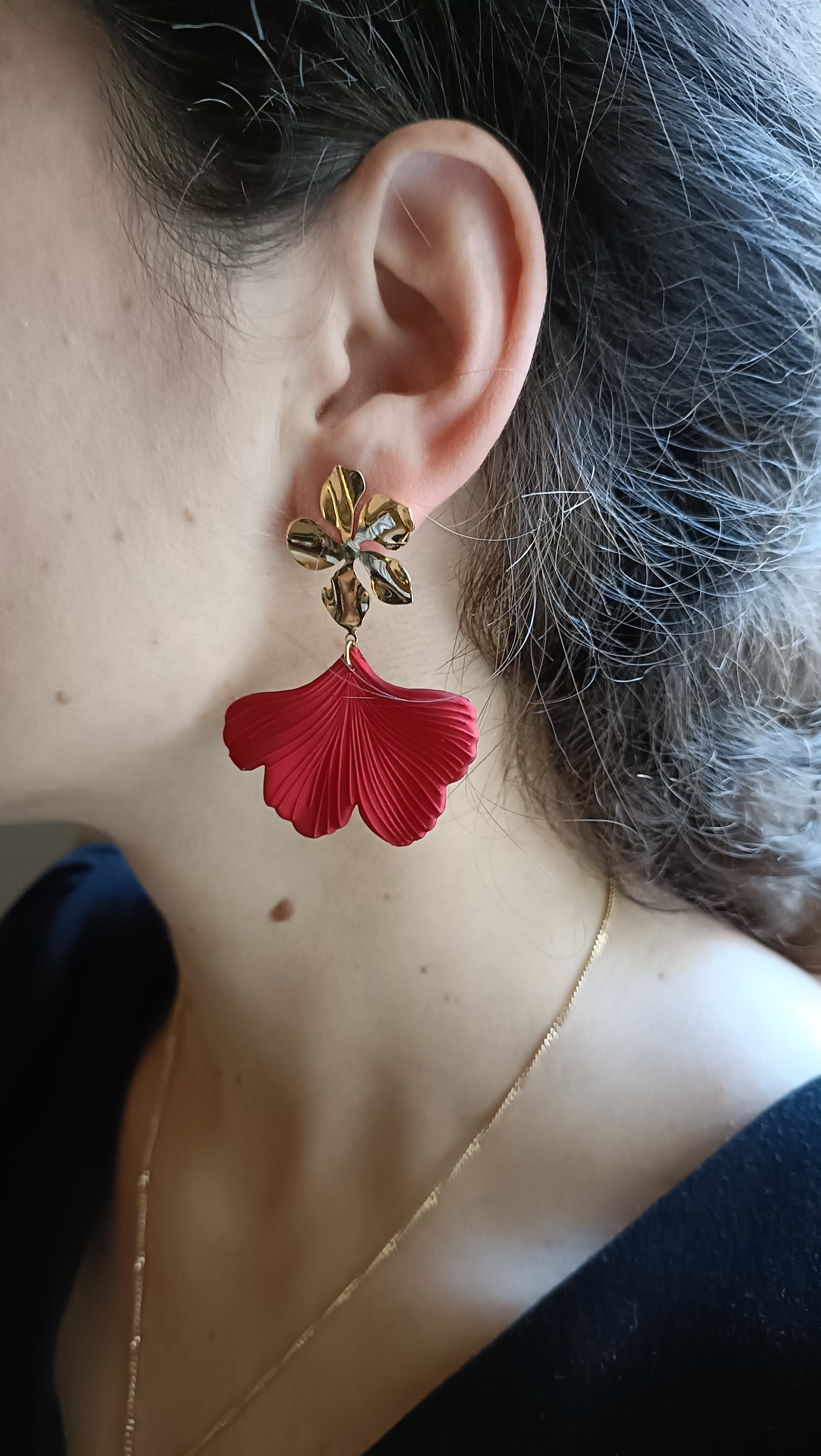 Lizzi, les boucles d'oreilles Ginko rouges et clous fleurs dorés 18K
