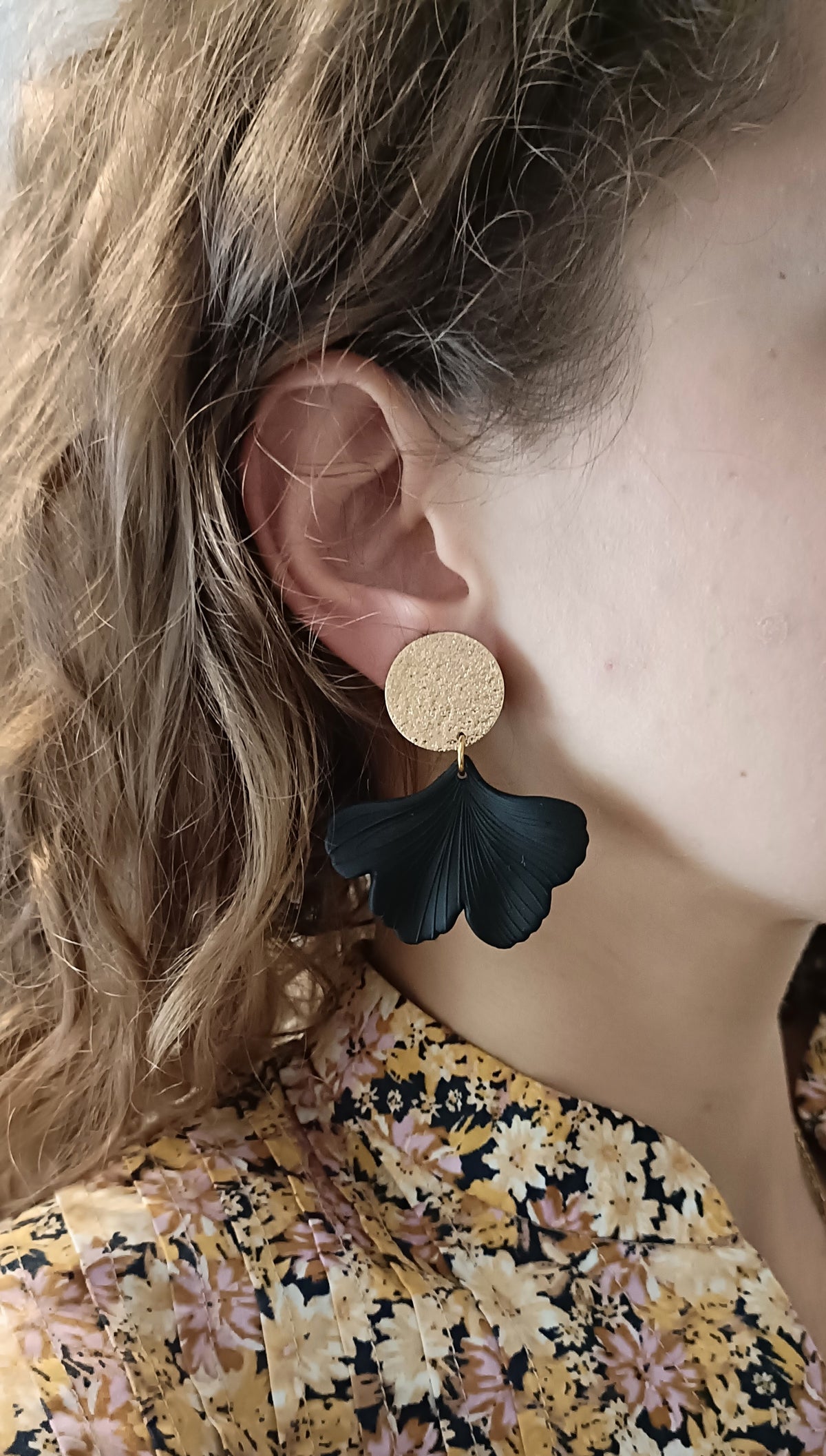 Lizzi, les boucles d'oreilles clips indolores dorés martelés et feuilles gingko noires très légères