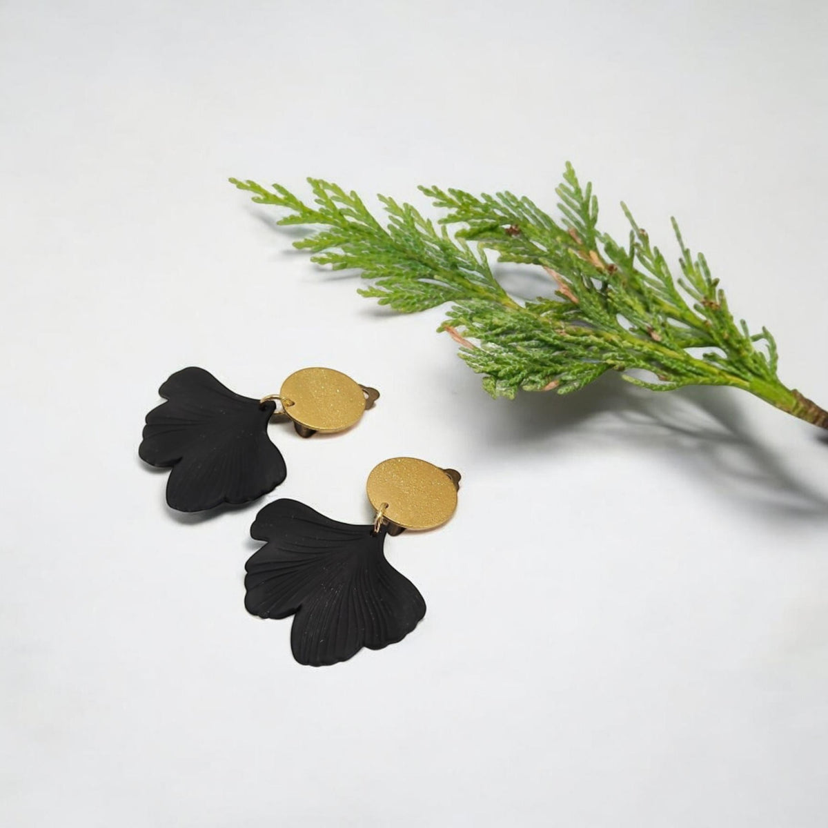 Lizzi, les boucles d'oreilles clips gingko noires