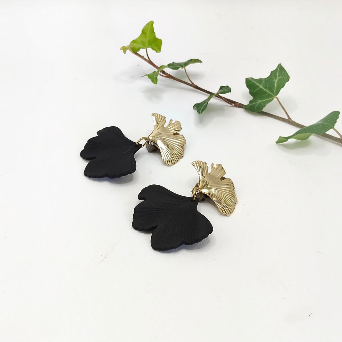 Boucles d'oreilles clips indolores gingko dorées or fin et feuilles noires striées en acrylique