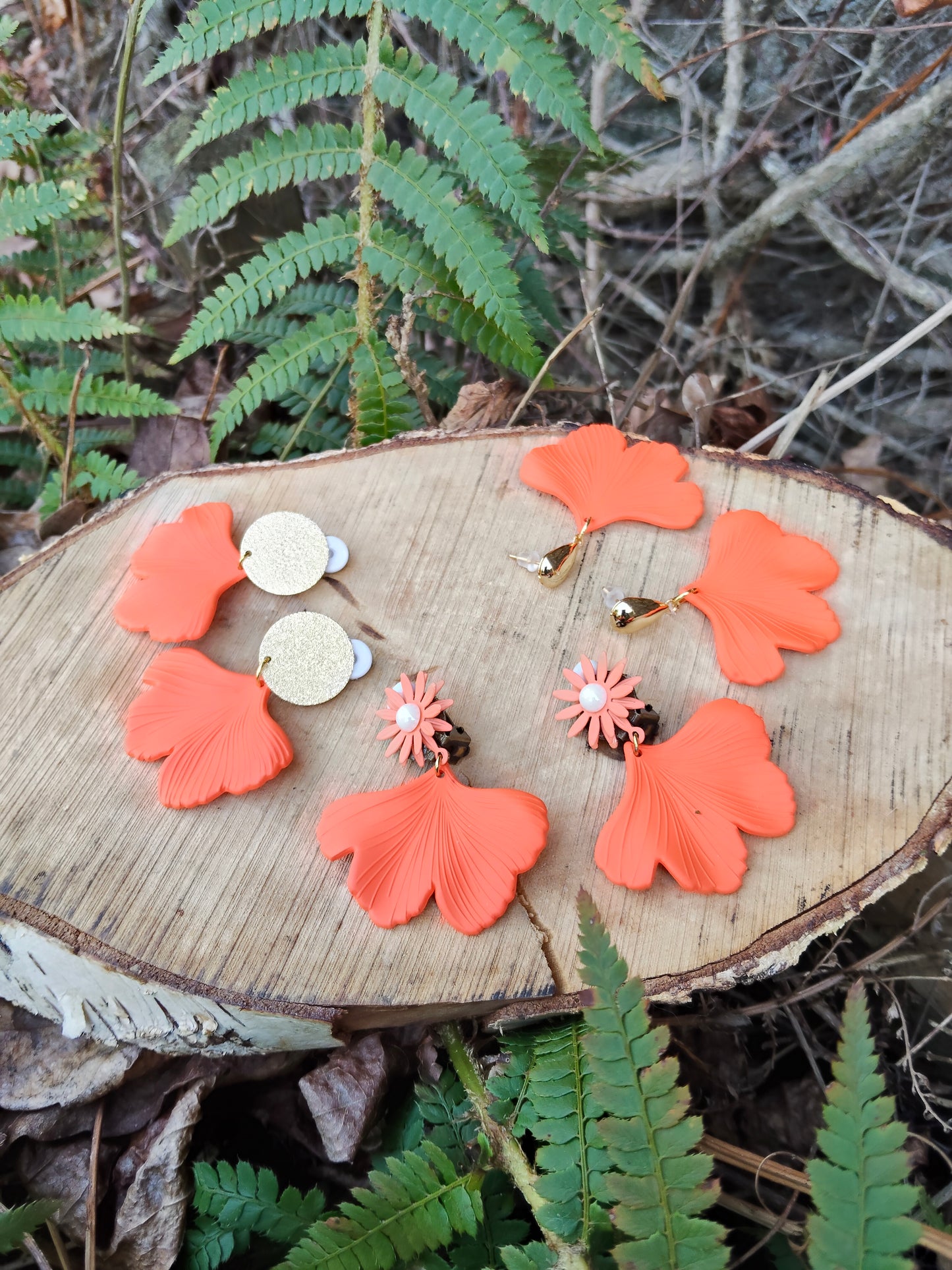 Boucles d'oreilles dorées et gingko orange vir en acrylique avec clips dorés martelés indolores ou puces dorées or fin ou clips fleurs oranges indolores 