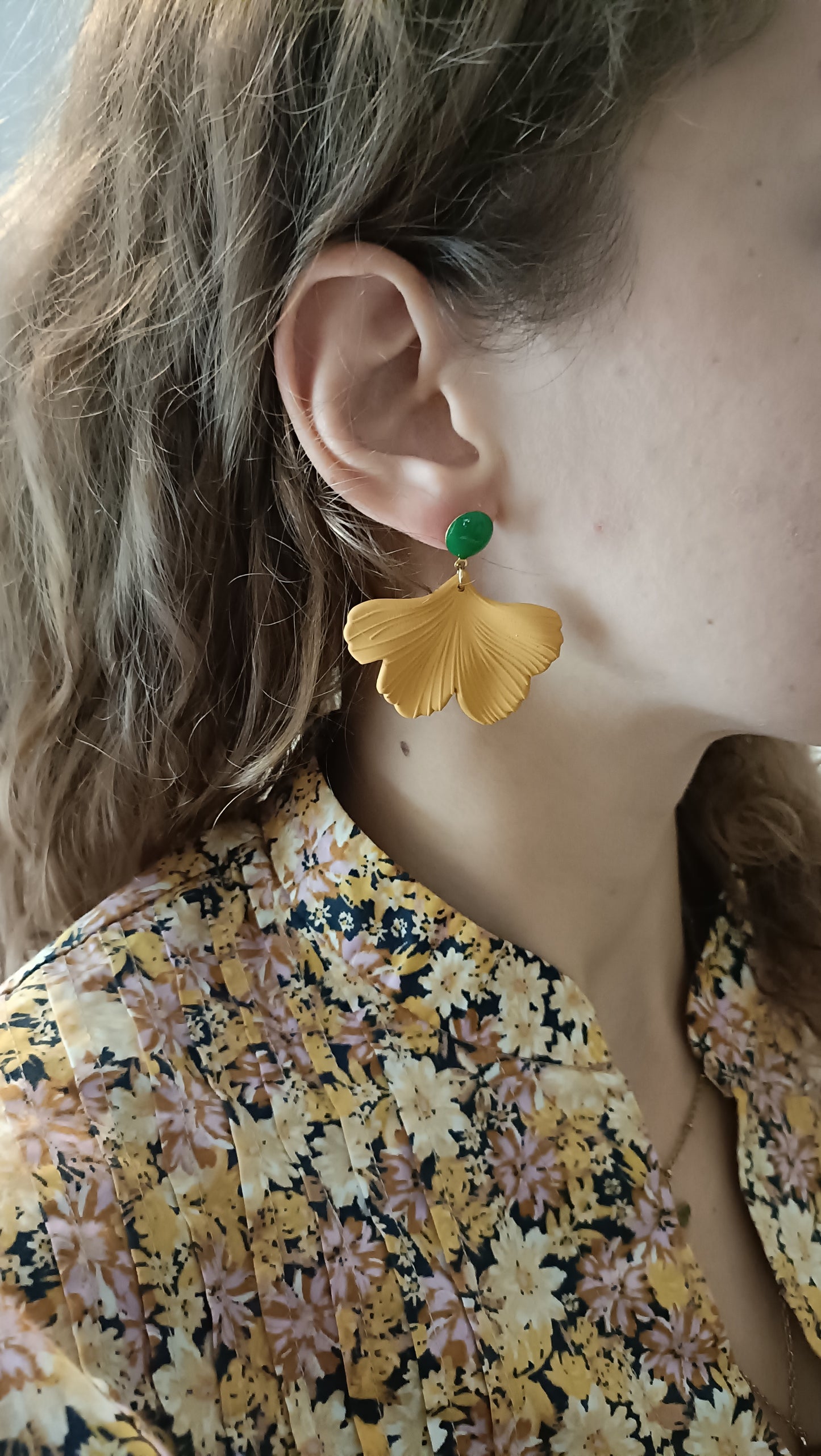 Lizzi, les boucles d'oreilles Ginko moutarde et clous verts